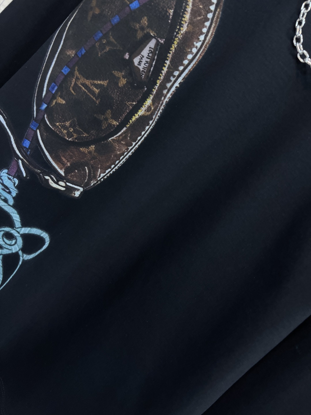 L家 25秋冬新款 包包链条印花长袖T恤 棉质面料柔软舒适 胸前经典Monogram老花包包链条印花元素