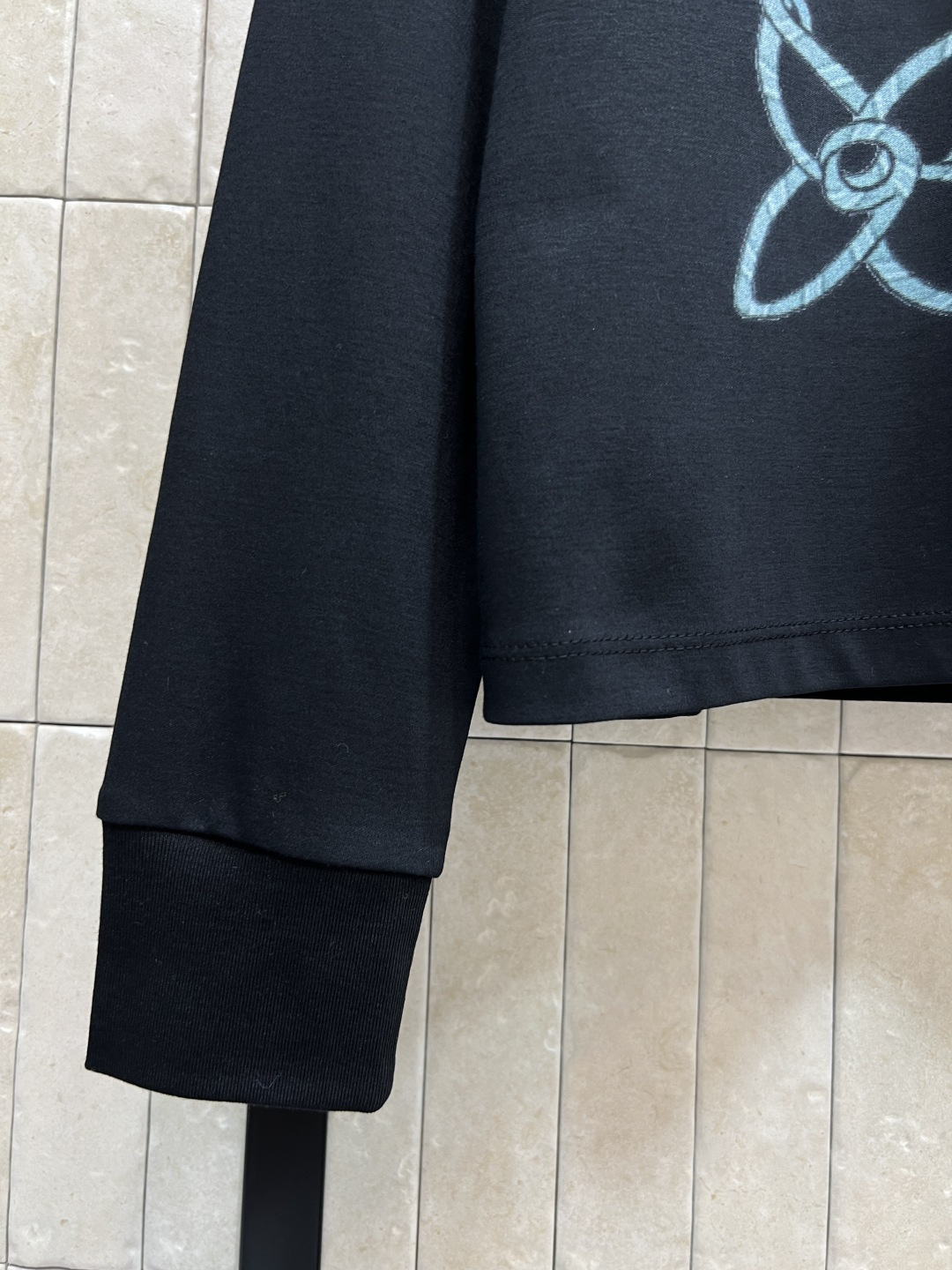 L家 25秋冬新款 包包链条印花长袖T恤 棉质面料柔软舒适 胸前经典Monogram老花包包链条印花元素