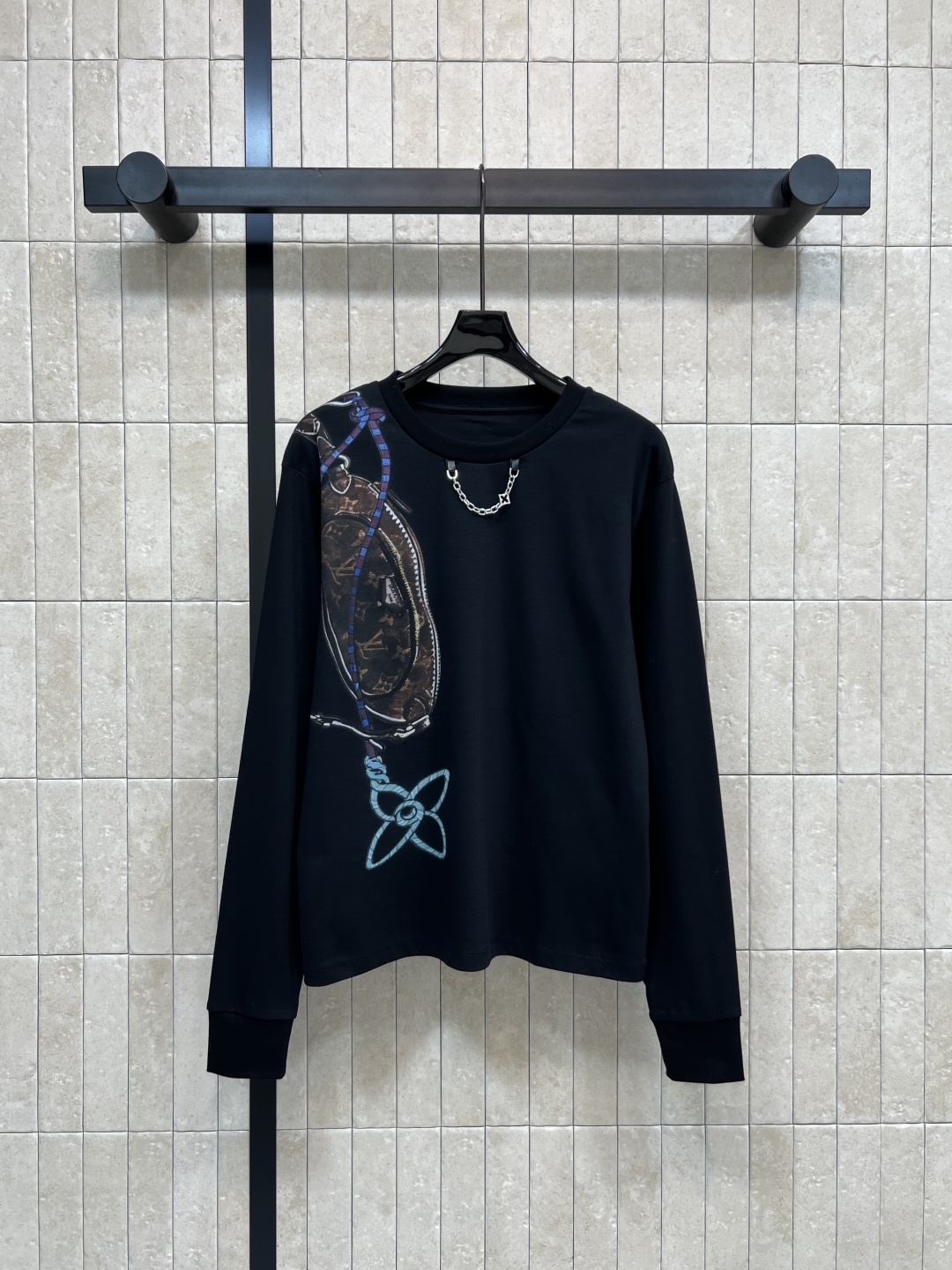 L家 25秋冬新款 包包链条印花长袖T恤 棉质面料柔软舒适 胸前经典Monogram老花包包链条印花元素