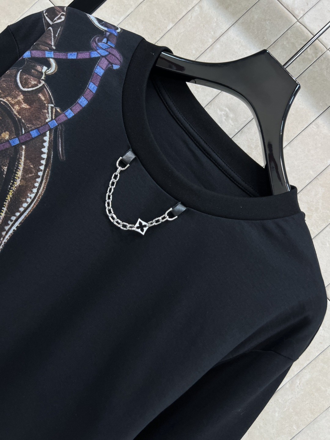 L家 25秋冬新款 包包链条印花长袖T恤 棉质面料柔软舒适 胸前经典Monogram老花包包链条印花元素