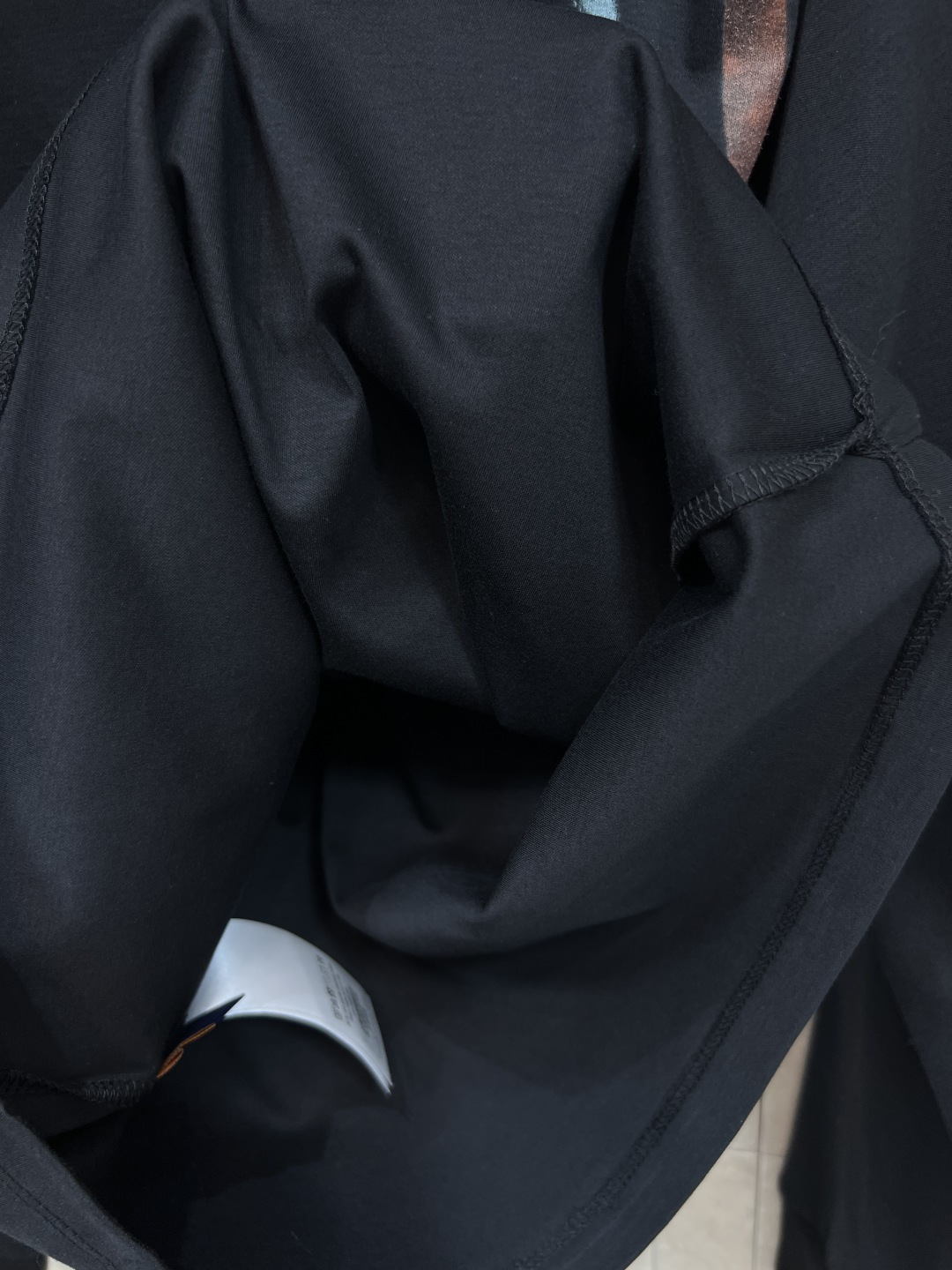 L家 25秋冬新款 包包链条印花长袖T恤 棉质面料柔软舒适 胸前经典Monogram老花包包链条印花元素