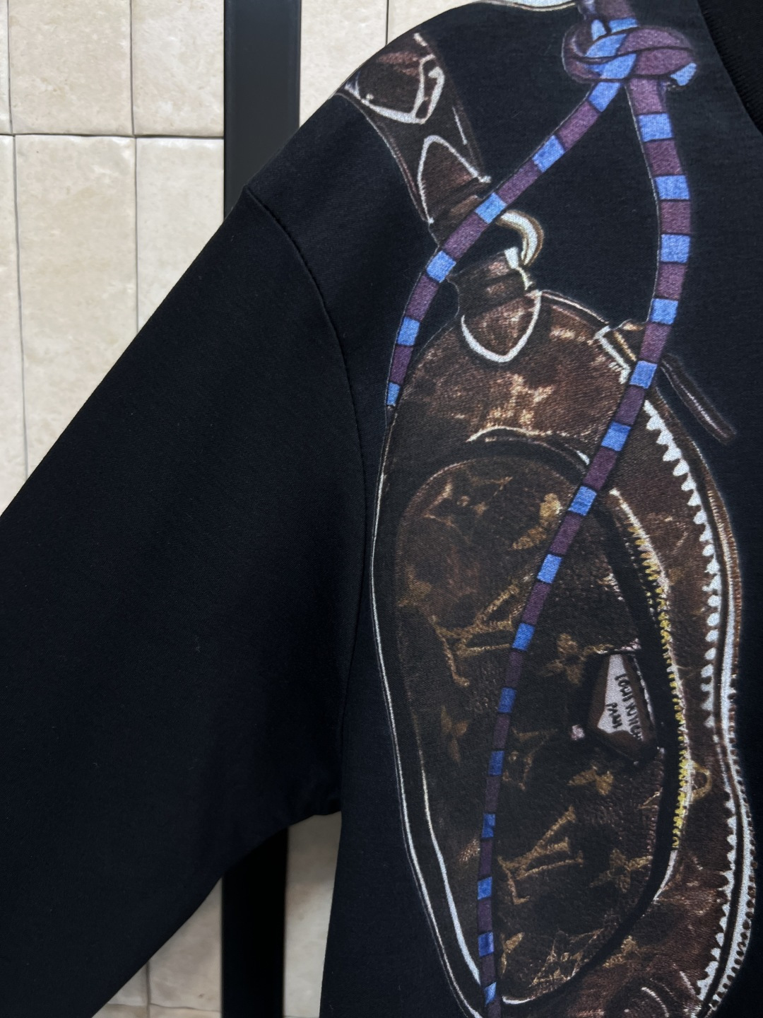 L家 25秋冬新款 包包链条印花长袖T恤 棉质面料柔软舒适 胸前经典Monogram老花包包链条印花元素