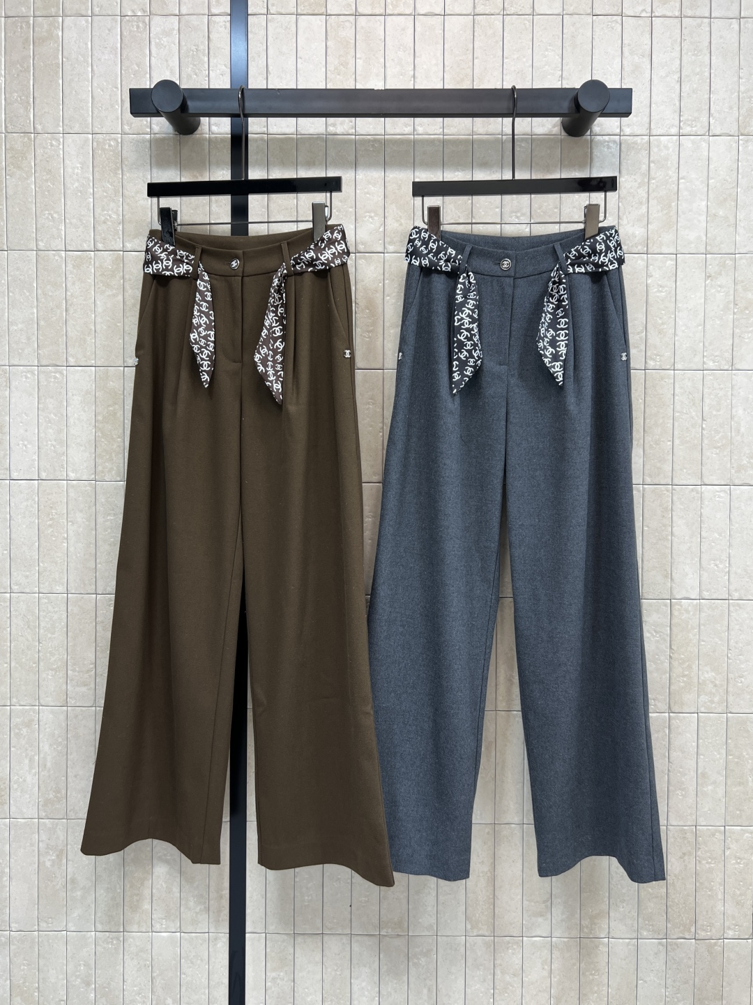 小香家 25秋冬新款 丝巾装饰高腰阔腿裤 搭配logo丝巾装饰 复古又时髦！面料垂感好 宽松直筒版型 显