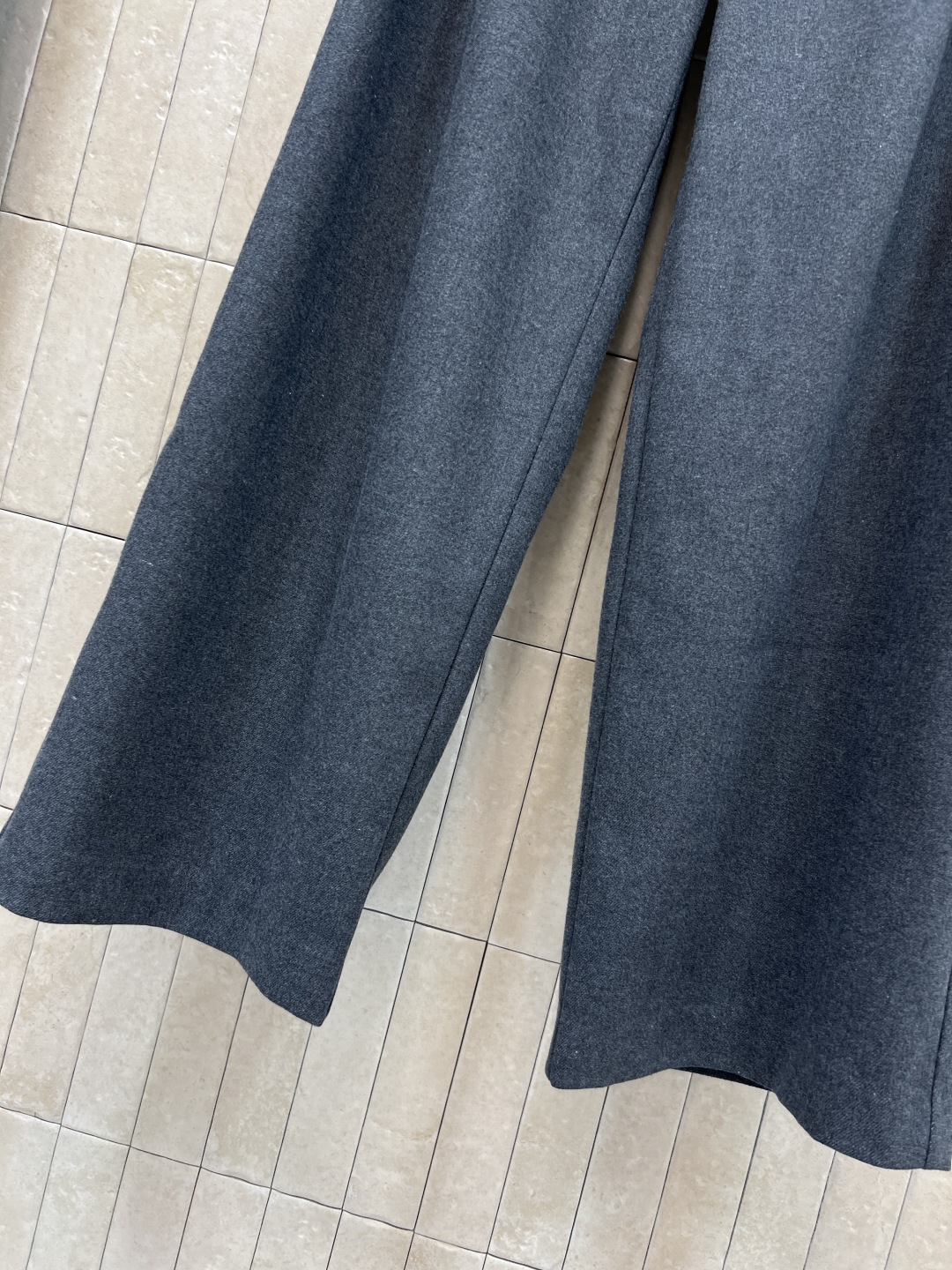 小香家 25秋冬新款 丝巾装饰高腰阔腿裤 搭配logo丝巾装饰 复古又时髦！面料垂感好 宽松直筒版型 显