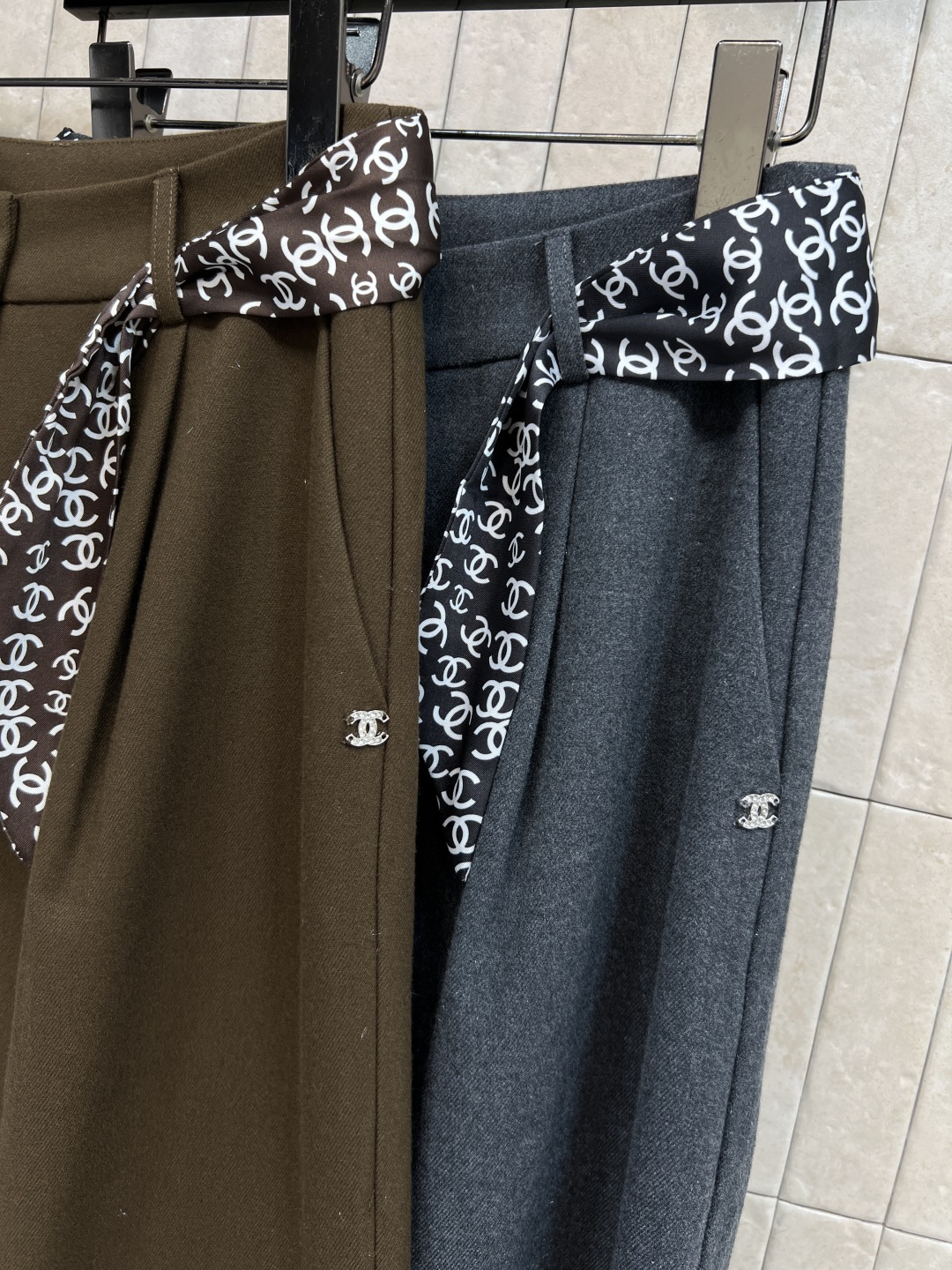 小香家 25秋冬新款 丝巾装饰高腰阔腿裤 搭配logo丝巾装饰 复古又时髦！面料垂感好 宽松直筒版型 显