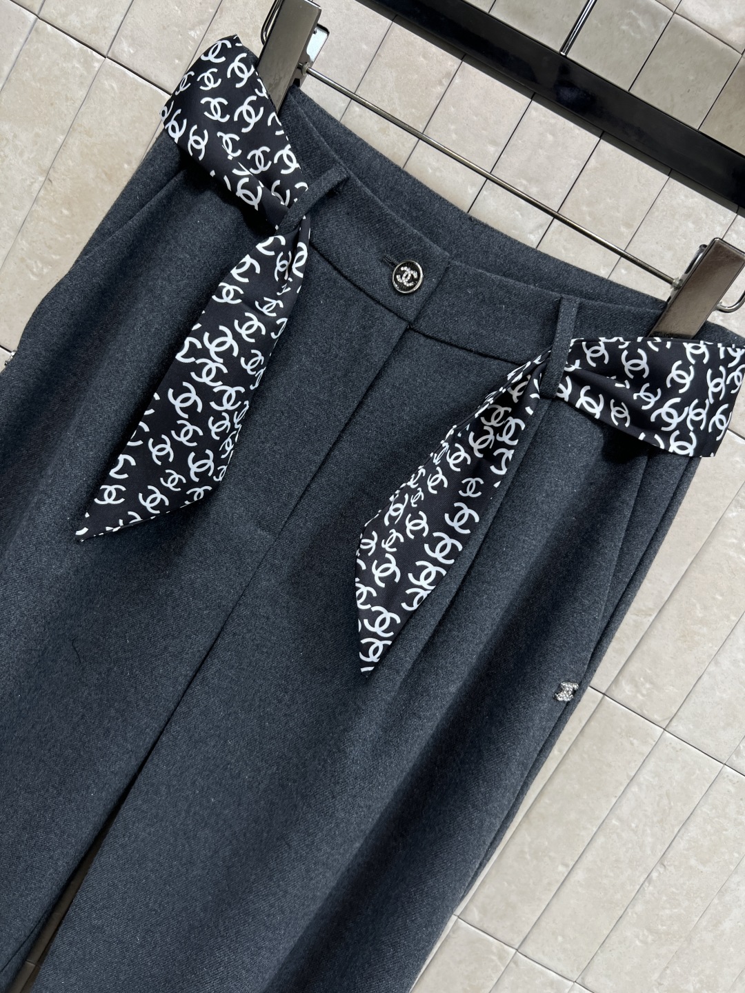 小香家 25秋冬新款 丝巾装饰高腰阔腿裤 搭配logo丝巾装饰 复古又时髦！面料垂感好 宽松直筒版型 显