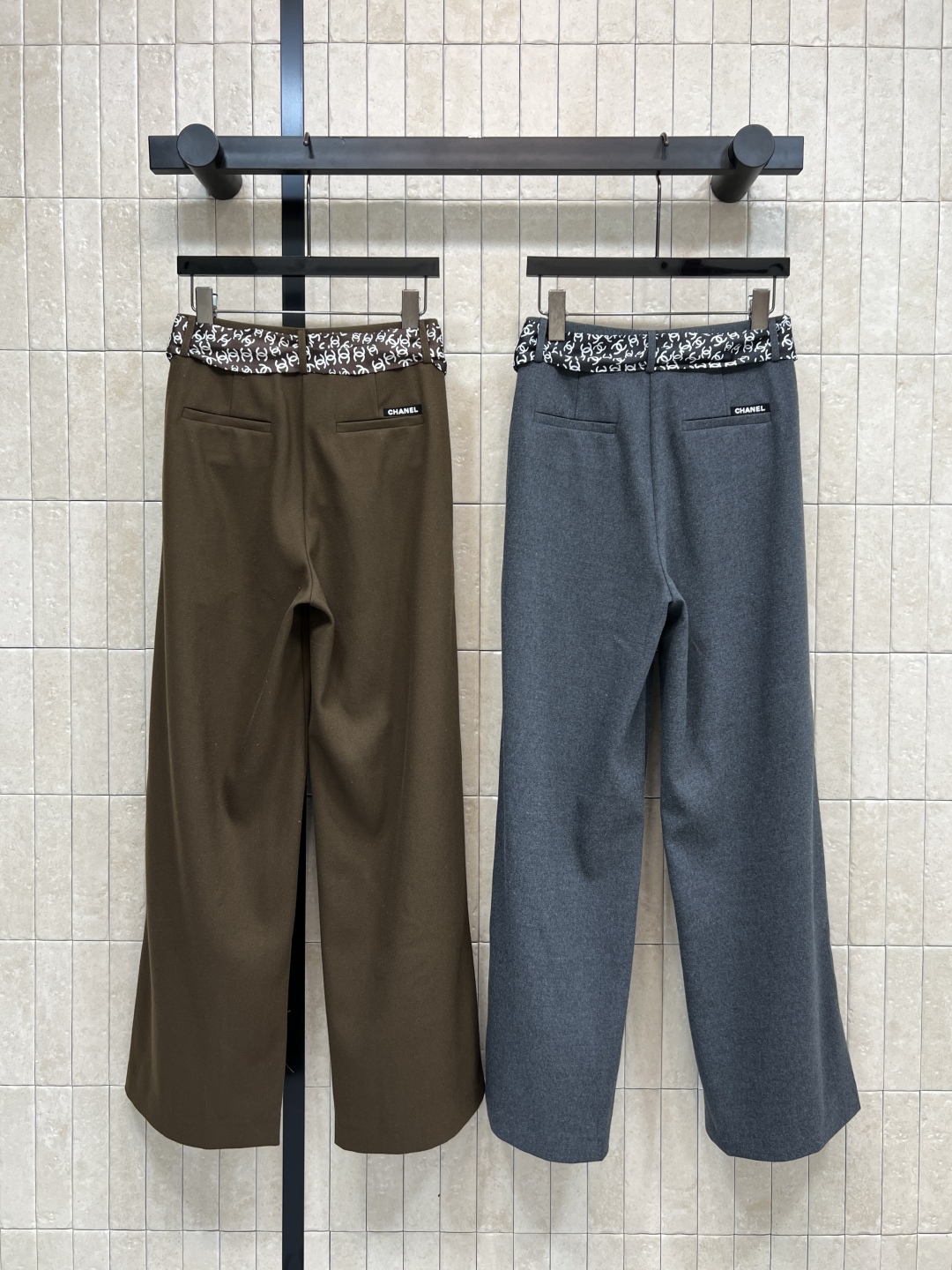 小香家 25秋冬新款 丝巾装饰高腰阔腿裤 搭配logo丝巾装饰 复古又时髦！面料垂感好 宽松直筒版型 显