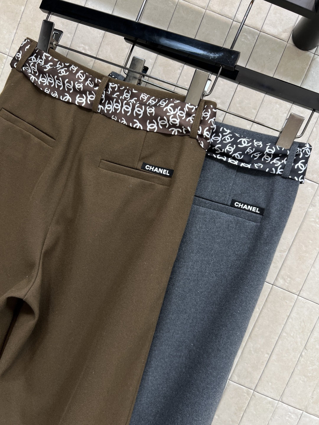 小香家 25秋冬新款 丝巾装饰高腰阔腿裤 搭配logo丝巾装饰 复古又时髦！面料垂感好 宽松直筒版型 显