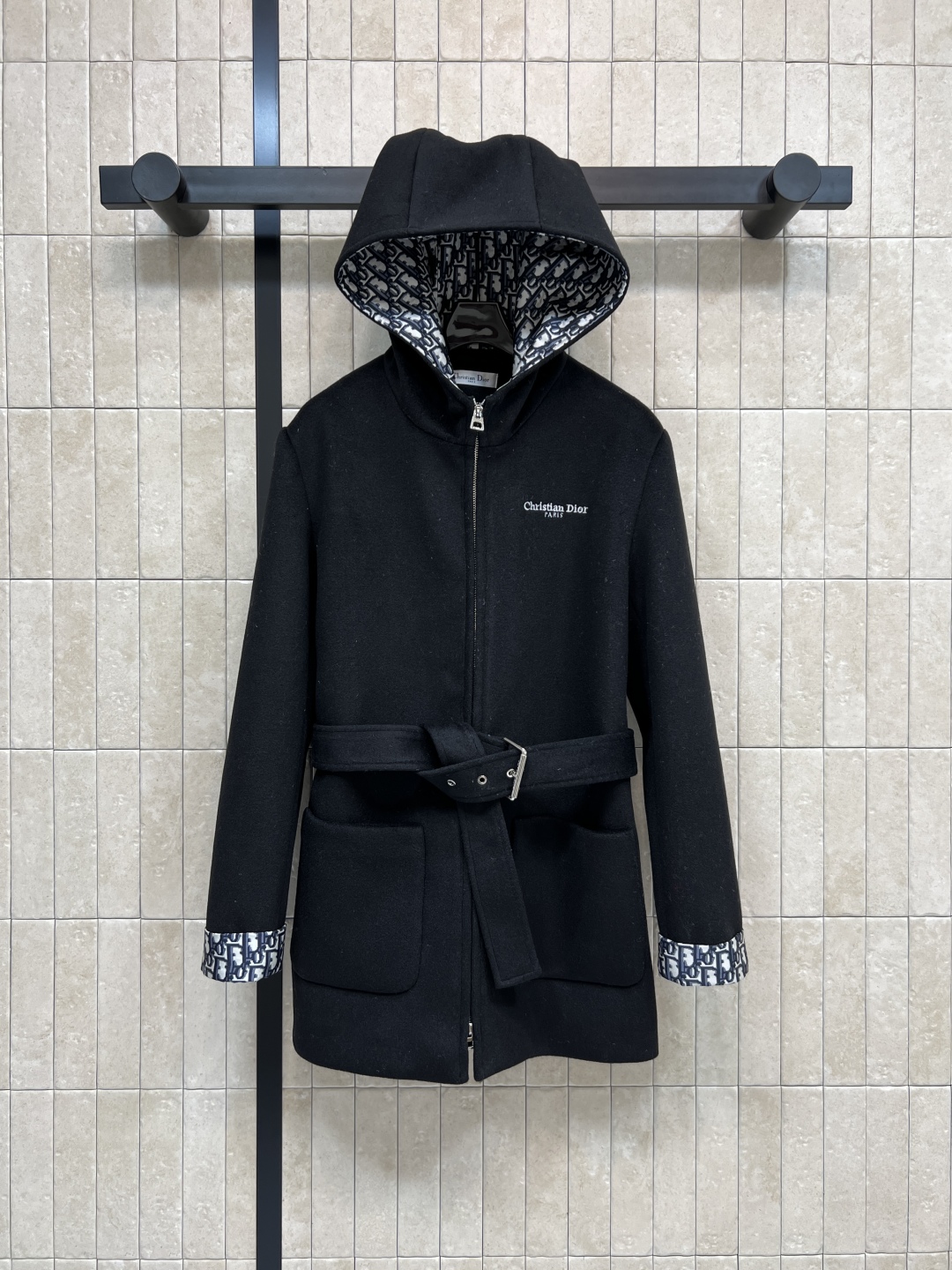 D家 25秋冬新款 黑色羊毛外套 秋冬穿超合适！连帽内有经典老花图案 品牌感满满 腰部金属扣腰带 修饰身