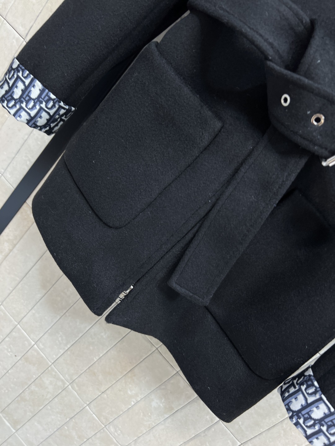 D家 25秋冬新款 黑色羊毛外套 秋冬穿超合适！连帽内有经典老花图案 品牌感满满 腰部金属扣腰带 修饰身