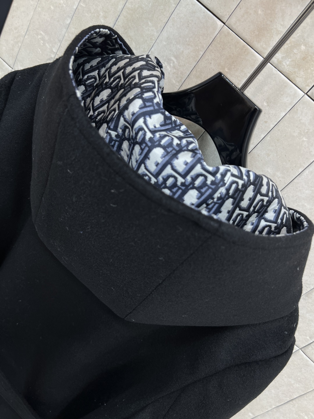 D家 25秋冬新款 黑色羊毛外套 秋冬穿超合适！连帽内有经典老花图案 品牌感满满 腰部金属扣腰带 修饰身