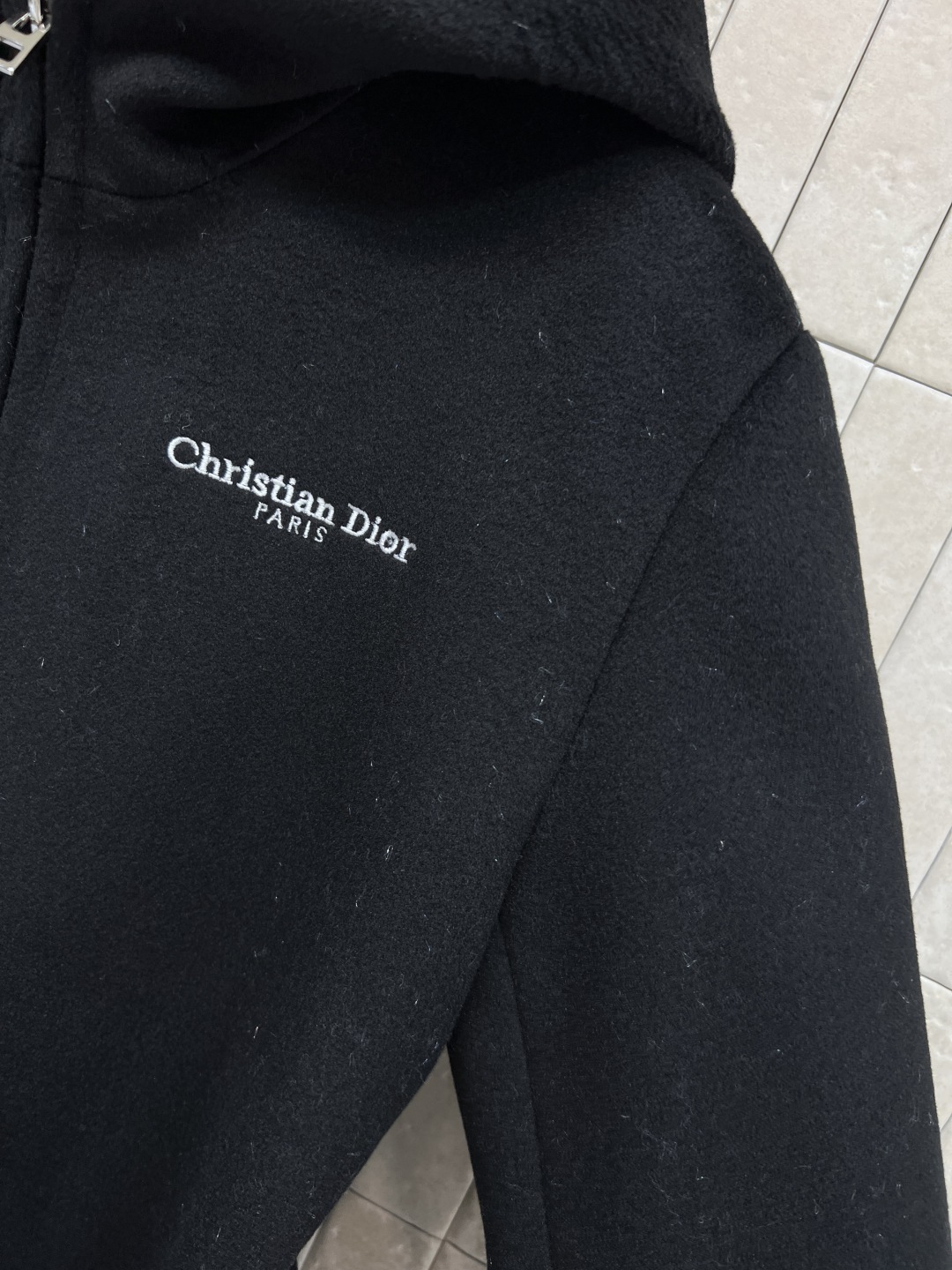 D家 25秋冬新款 黑色羊毛外套 秋冬穿超合适！连帽内有经典老花图案 品牌感满满 腰部金属扣腰带 修饰身