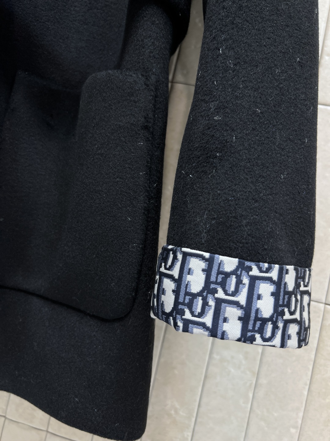 D家 25秋冬新款 黑色羊毛外套 秋冬穿超合适！连帽内有经典老花图案 品牌感满满 腰部金属扣腰带 修饰身