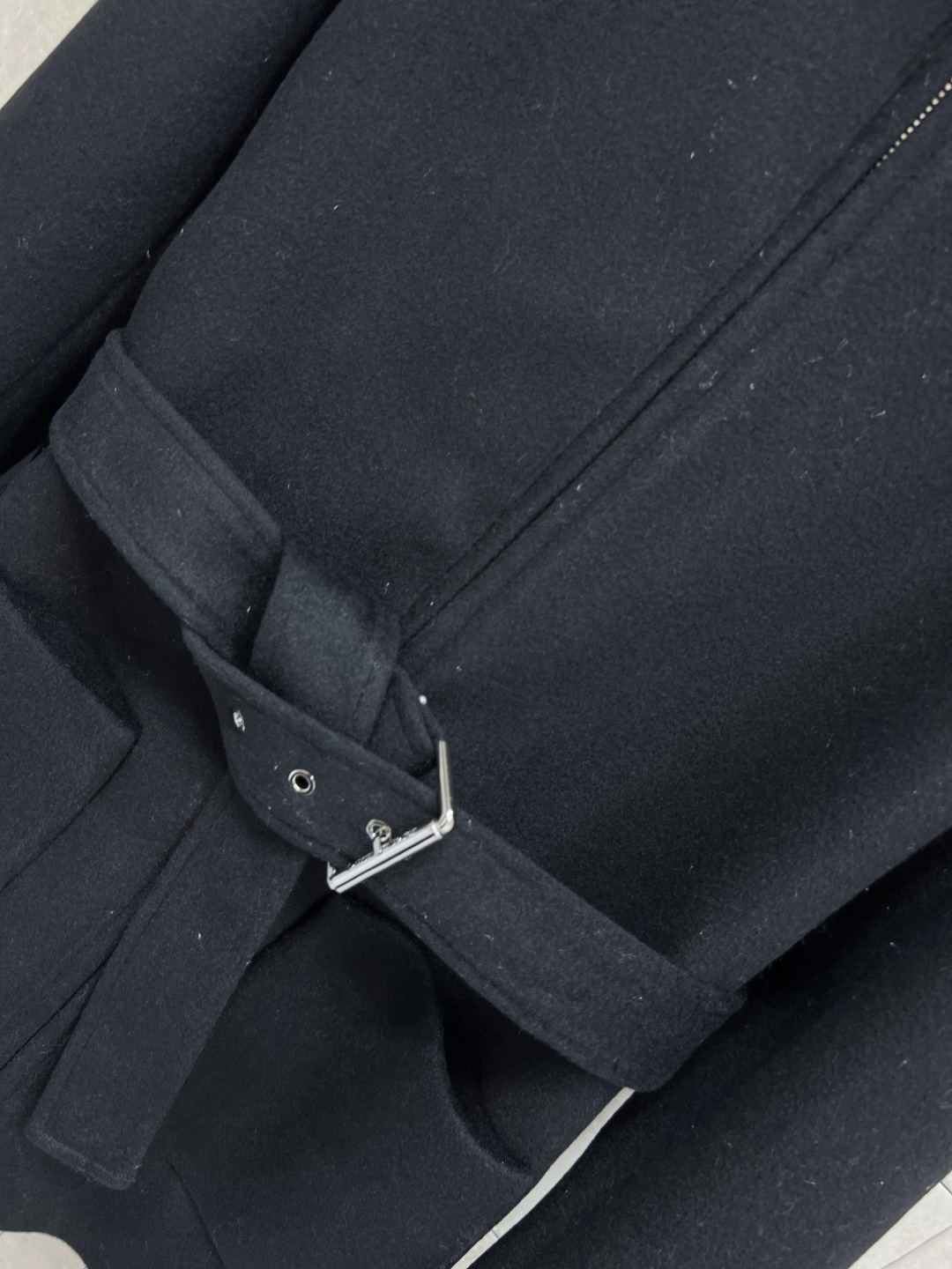 D家 25秋冬新款 黑色羊毛外套 秋冬穿超合适！连帽内有经典老花图案 品牌感满满 腰部金属扣腰带 修饰身