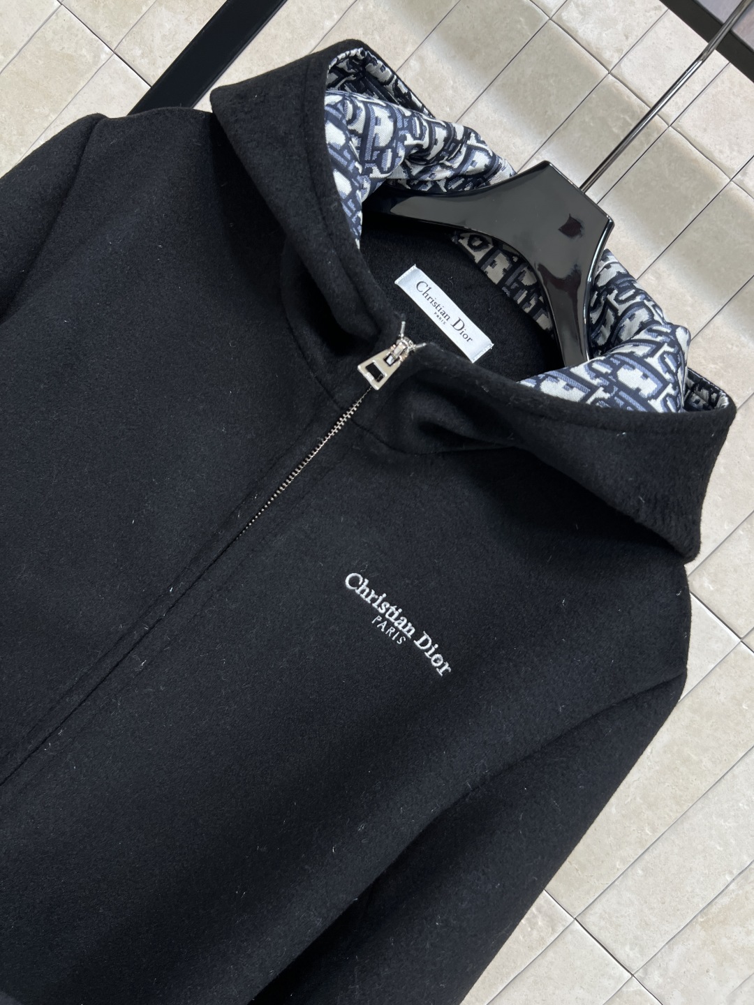 D家 25秋冬新款 黑色羊毛外套 秋冬穿超合适！连帽内有经典老花图案 品牌感满满 腰部金属扣腰带 修饰身