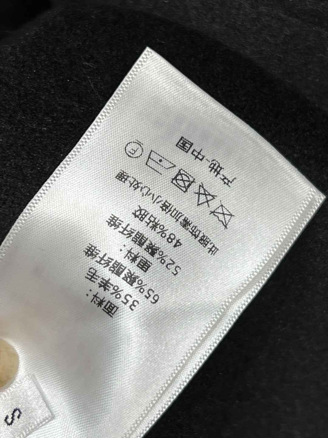 D家 25秋冬新款 黑色羊毛外套 秋冬穿超合适！连帽内有经典老花图案 品牌感满满 腰部金属扣腰带 修饰身