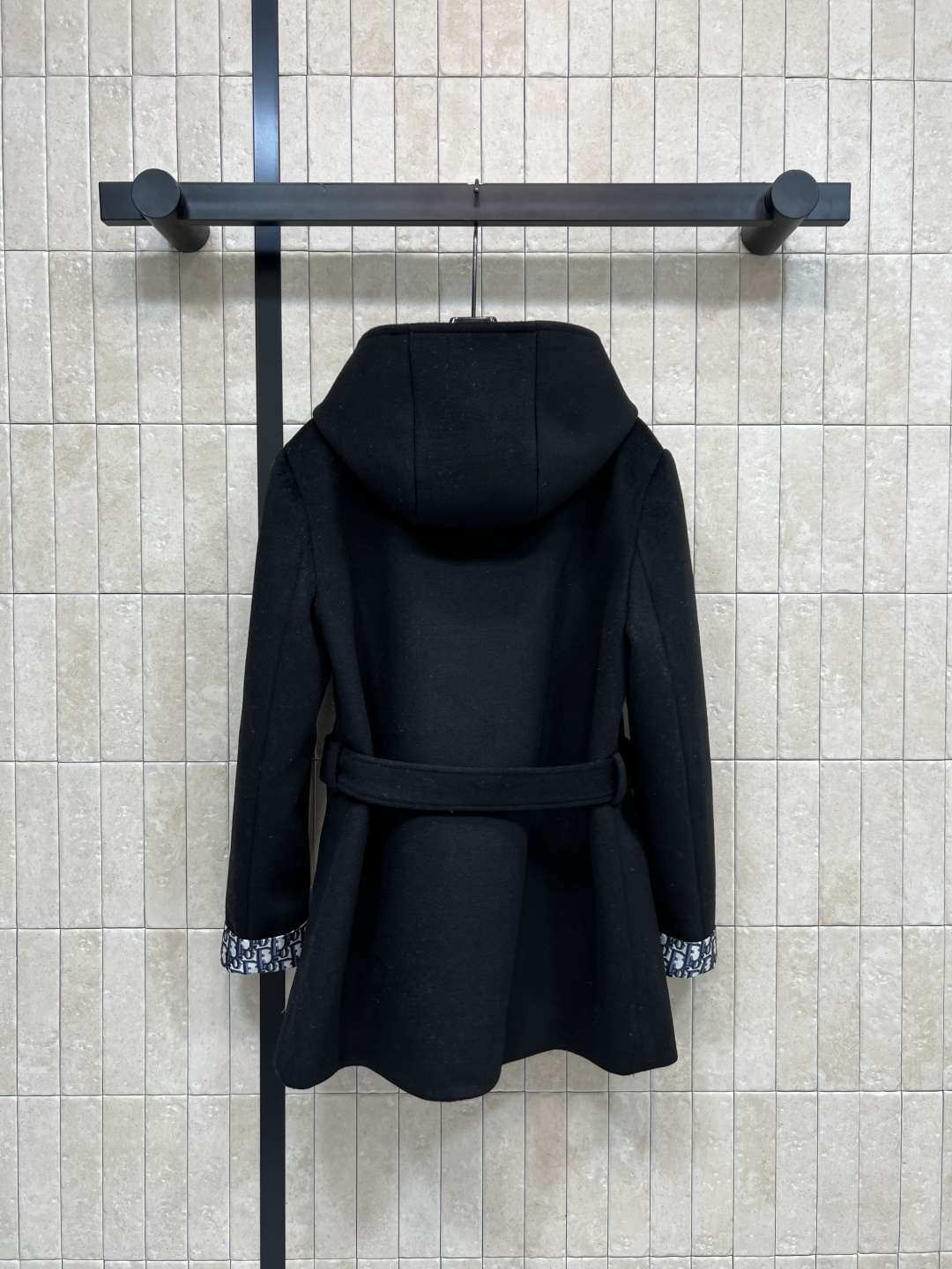 D家 25秋冬新款 黑色羊毛外套 秋冬穿超合适！连帽内有经典老花图案 品牌感满满 腰部金属扣腰带 修饰身