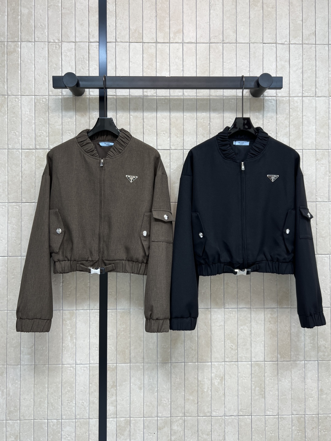 PD家 25秋冬新款 三角标工装夹克 采用高品质棉质面料 短款设计+立领拉链 实用又有型！胸前和袖口工装