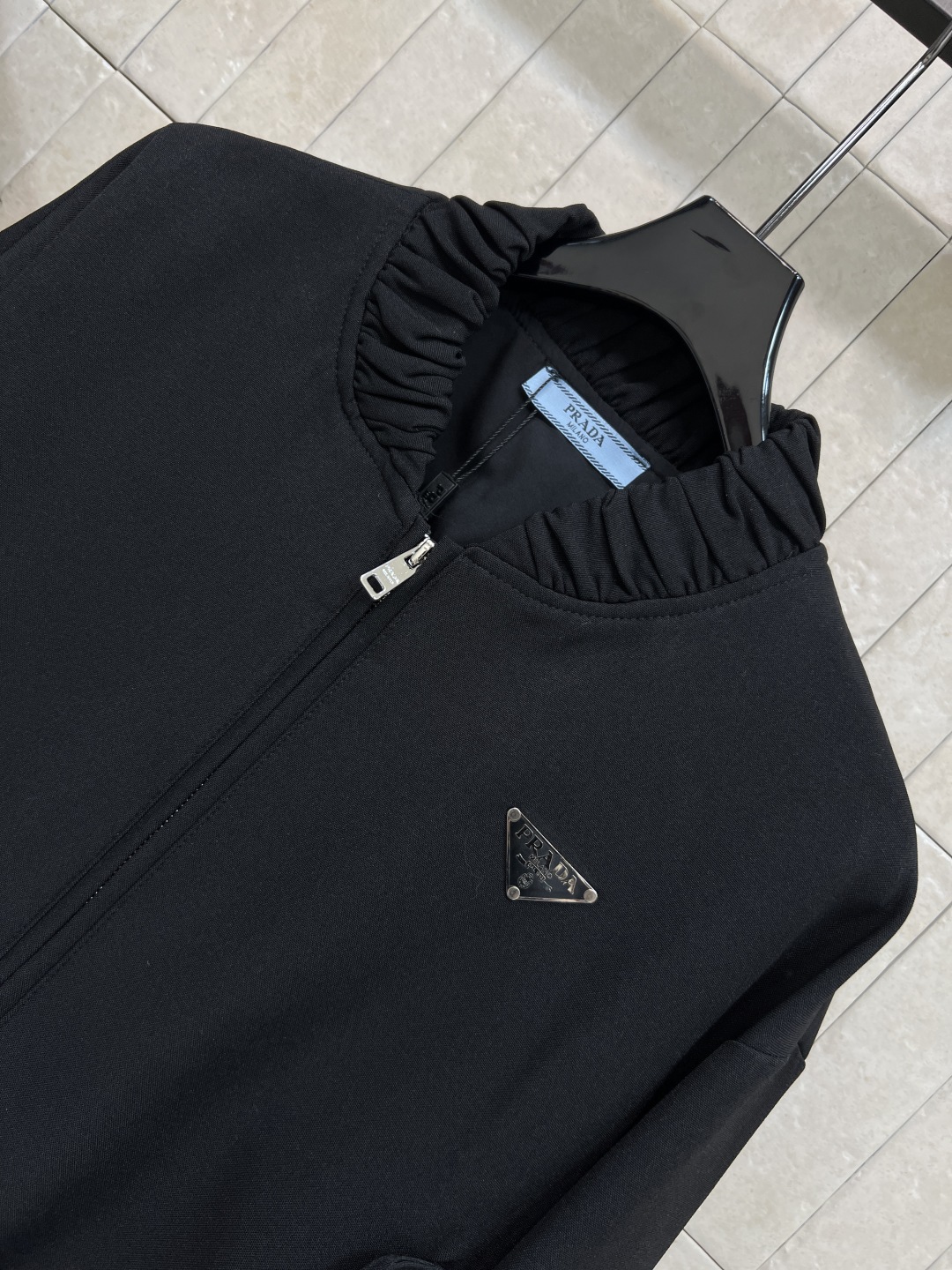 PD家 25秋冬新款 三角标工装夹克 采用高品质棉质面料 短款设计+立领拉链 实用又有型！胸前和袖口工装