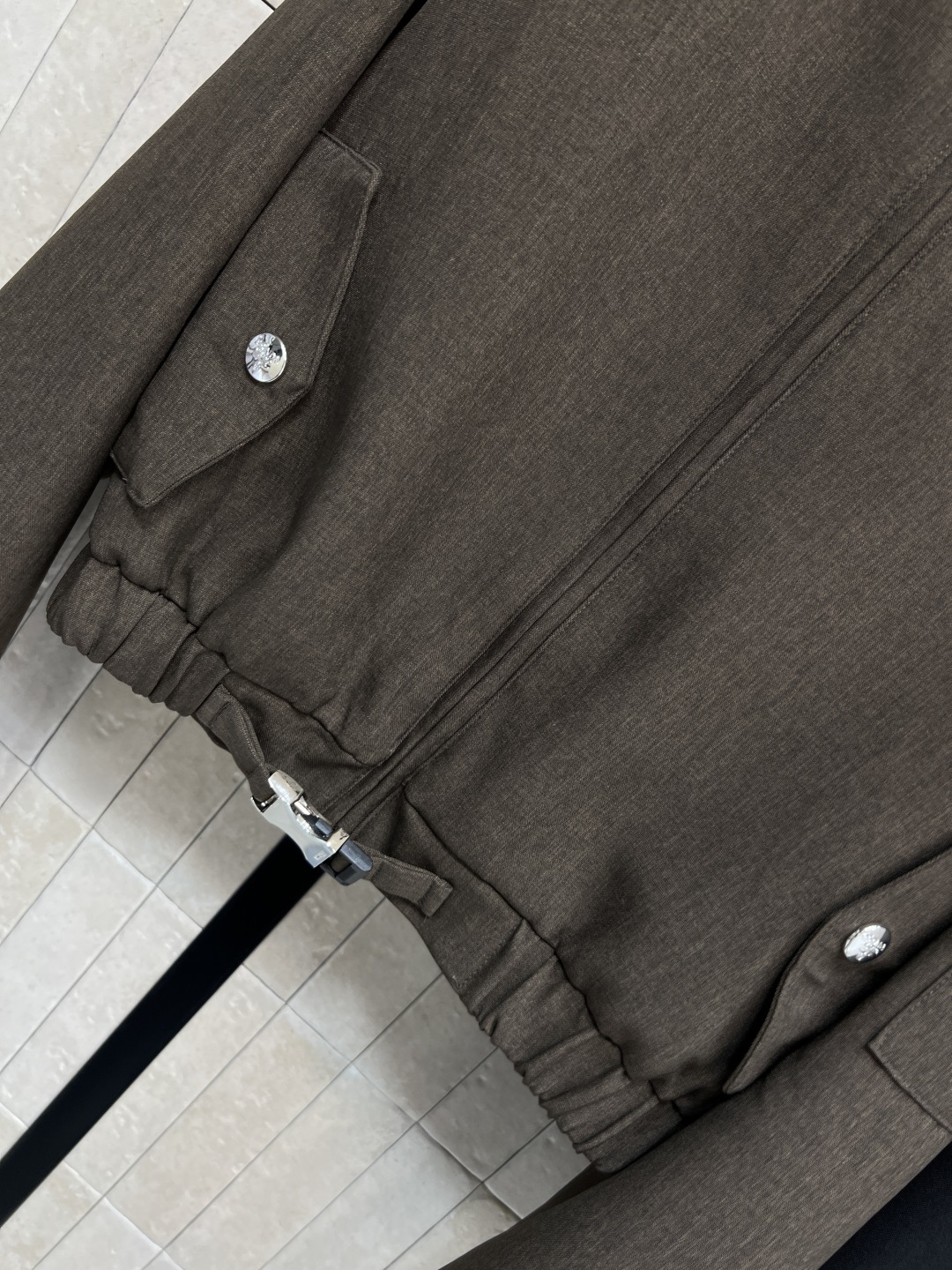 PD家 25秋冬新款 三角标工装夹克 采用高品质棉质面料 短款设计+立领拉链 实用又有型！胸前和袖口工装