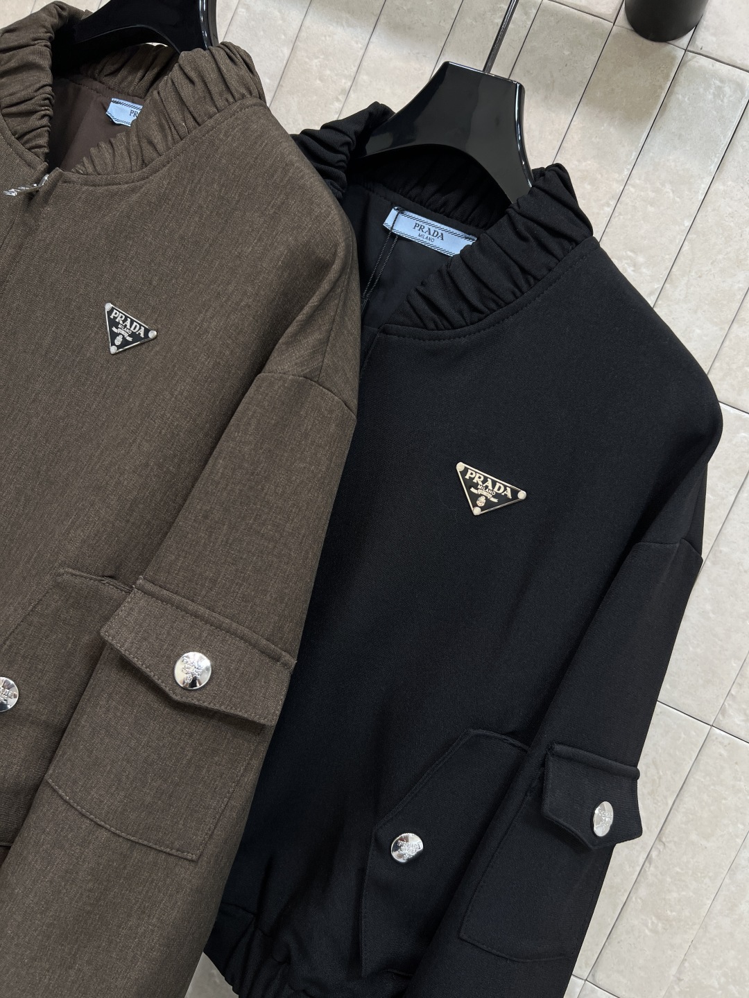 PD家 25秋冬新款 三角标工装夹克 采用高品质棉质面料 短款设计+立领拉链 实用又有型！胸前和袖口工装