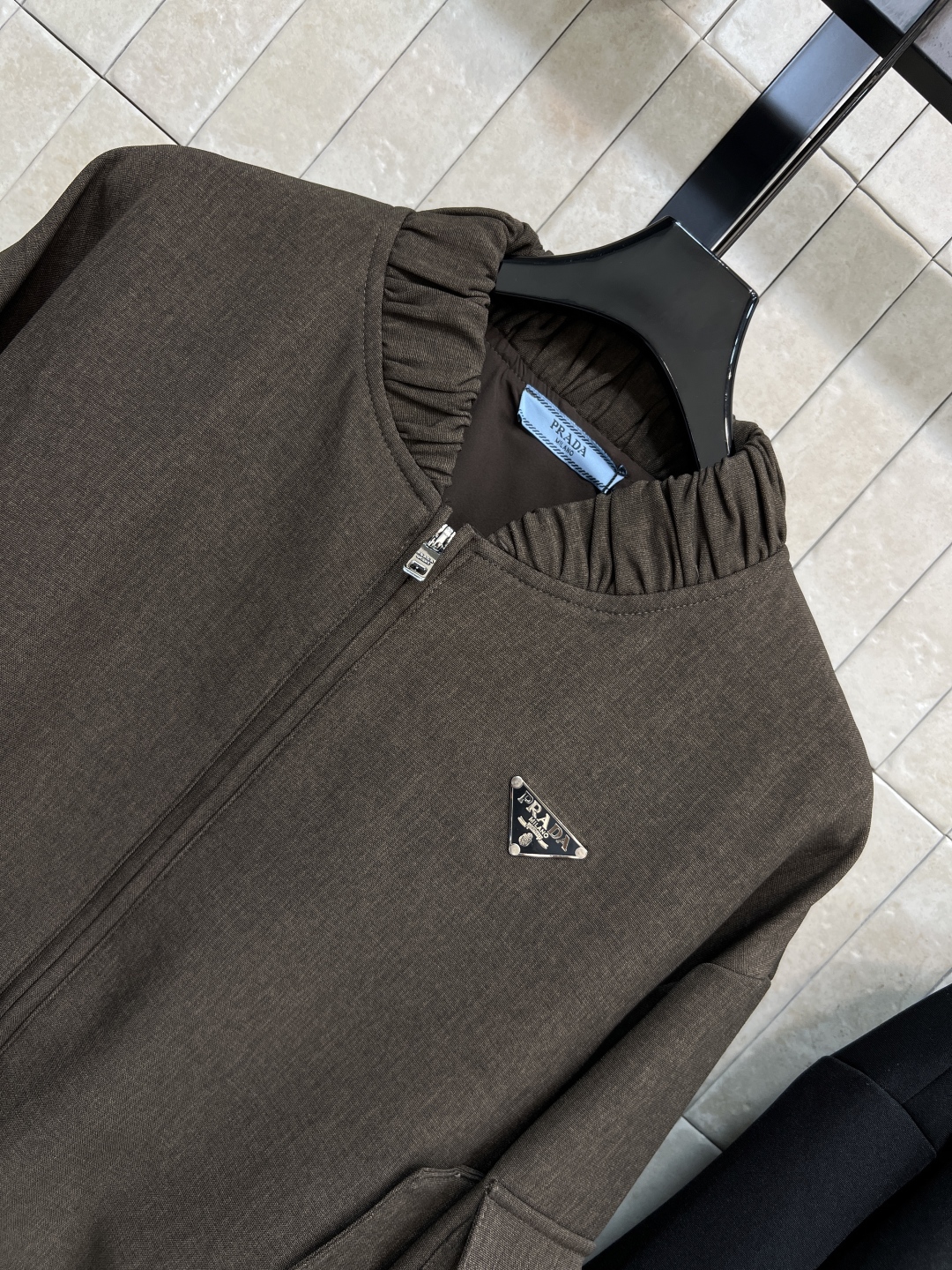 PD家 25秋冬新款 三角标工装夹克 采用高品质棉质面料 短款设计+立领拉链 实用又有型！胸前和袖口工装