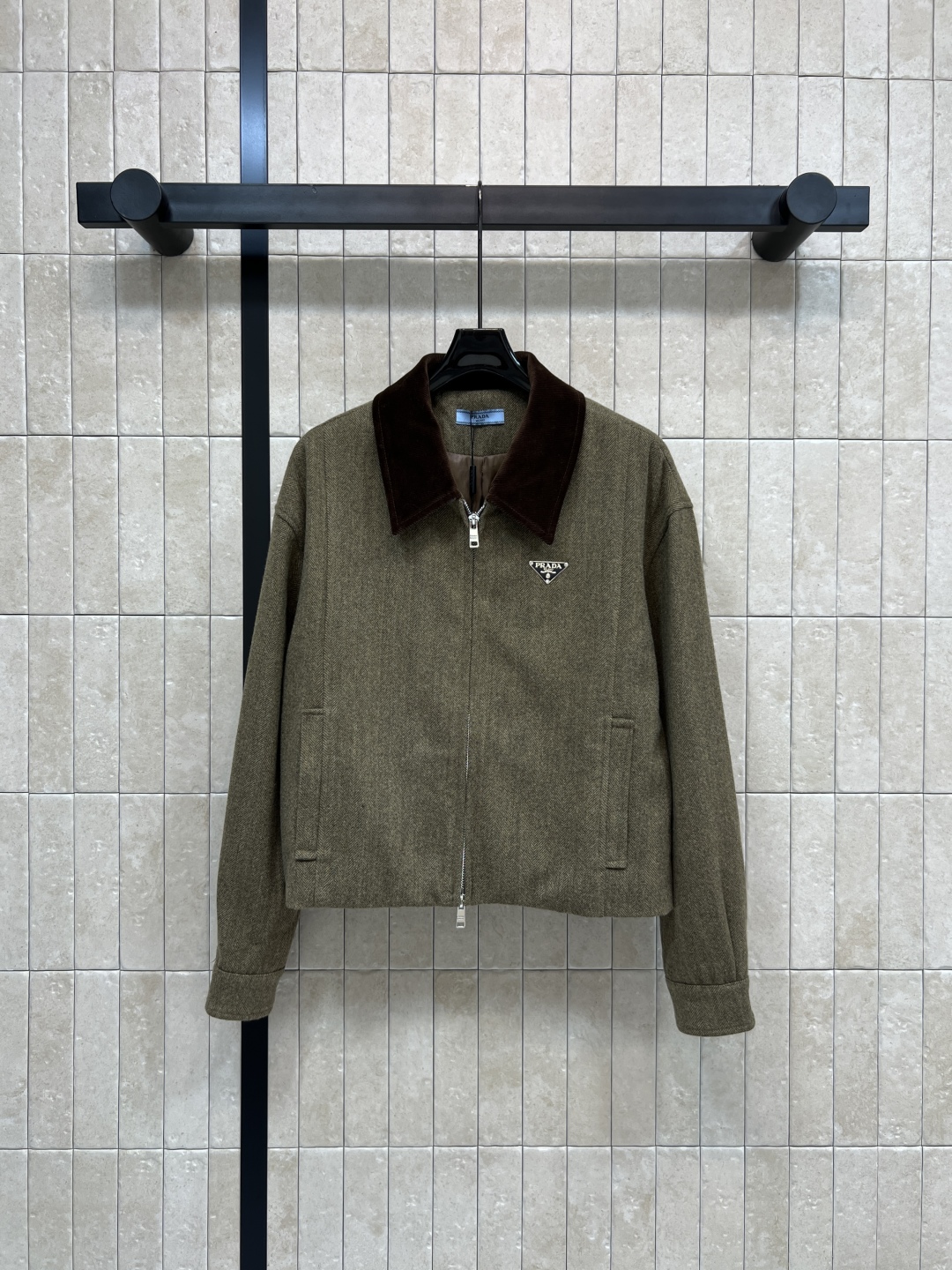 PD家 25秋冬新款 丝绒翻领短款夹克外套 秋冬穿超合适！丝绒翻领拼接 简约复古风 低调又有质感 通勤休