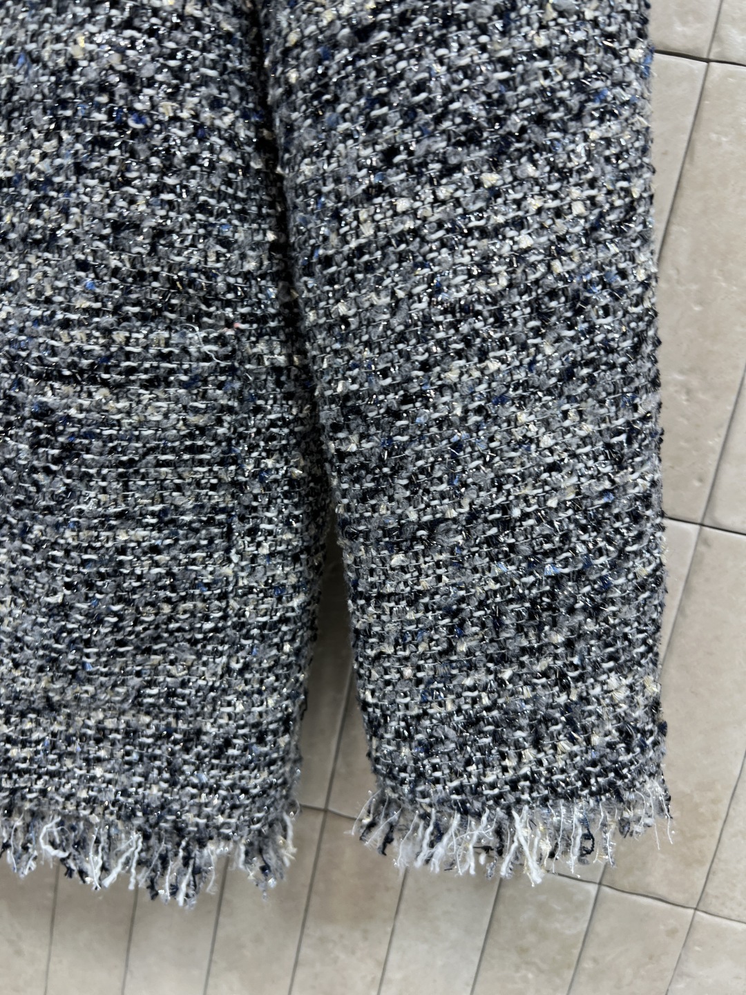 小香家 25秋冬新款 灰色粗花呢外套 经典小香风设计 质感丰富又高级 中长款及臀剪裁 袖口和下摆流苏点缀