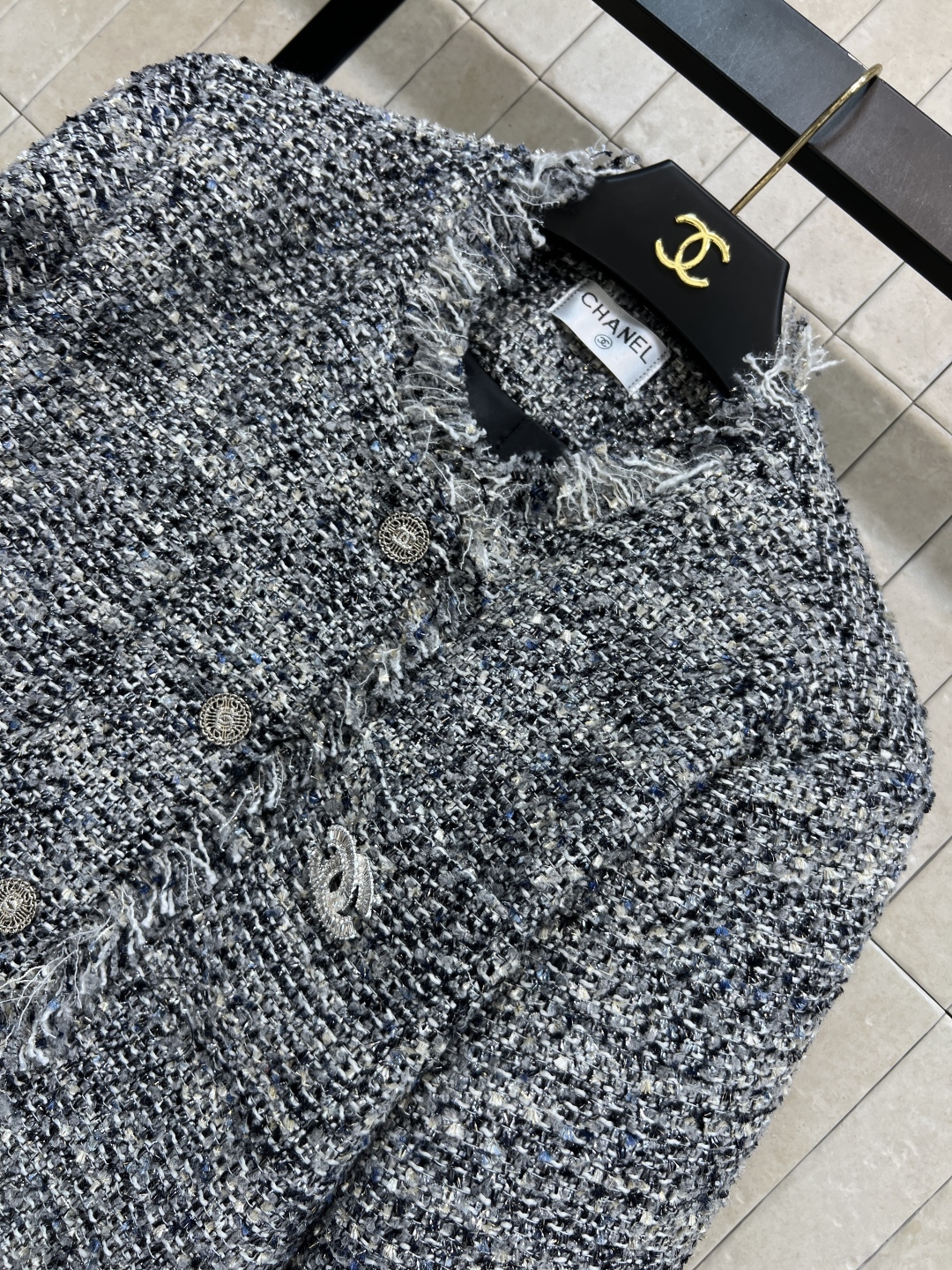 小香家 25秋冬新款 灰色粗花呢外套 经典小香风设计 质感丰富又高级 中长款及臀剪裁 袖口和下摆流苏点缀