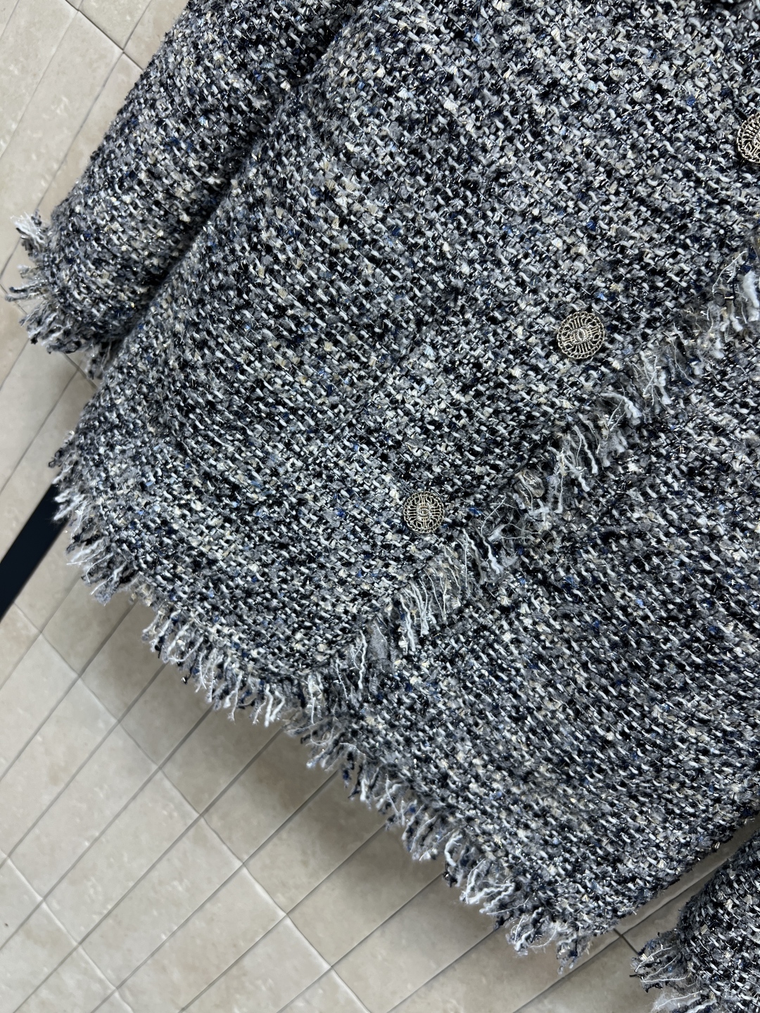 小香家 25秋冬新款 灰色粗花呢外套 经典小香风设计 质感丰富又高级 中长款及臀剪裁 袖口和下摆流苏点缀