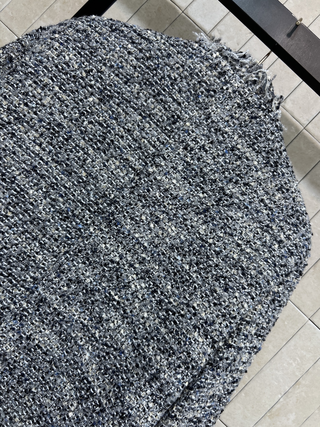 小香家 25秋冬新款 灰色粗花呢外套 经典小香风设计 质感丰富又高级 中长款及臀剪裁 袖口和下摆流苏点缀