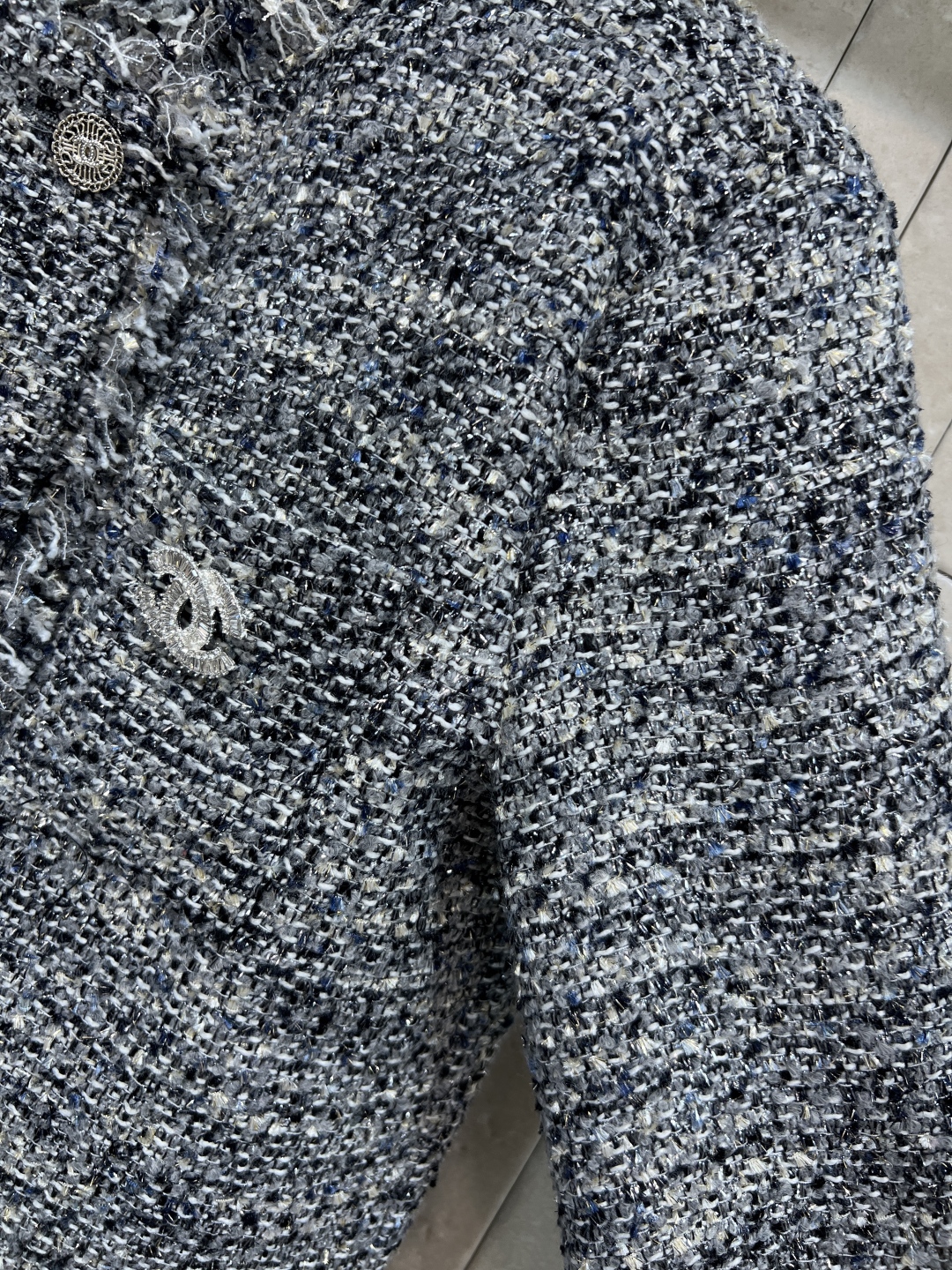 小香家 25秋冬新款 灰色粗花呢外套 经典小香风设计 质感丰富又高级 中长款及臀剪裁 袖口和下摆流苏点缀