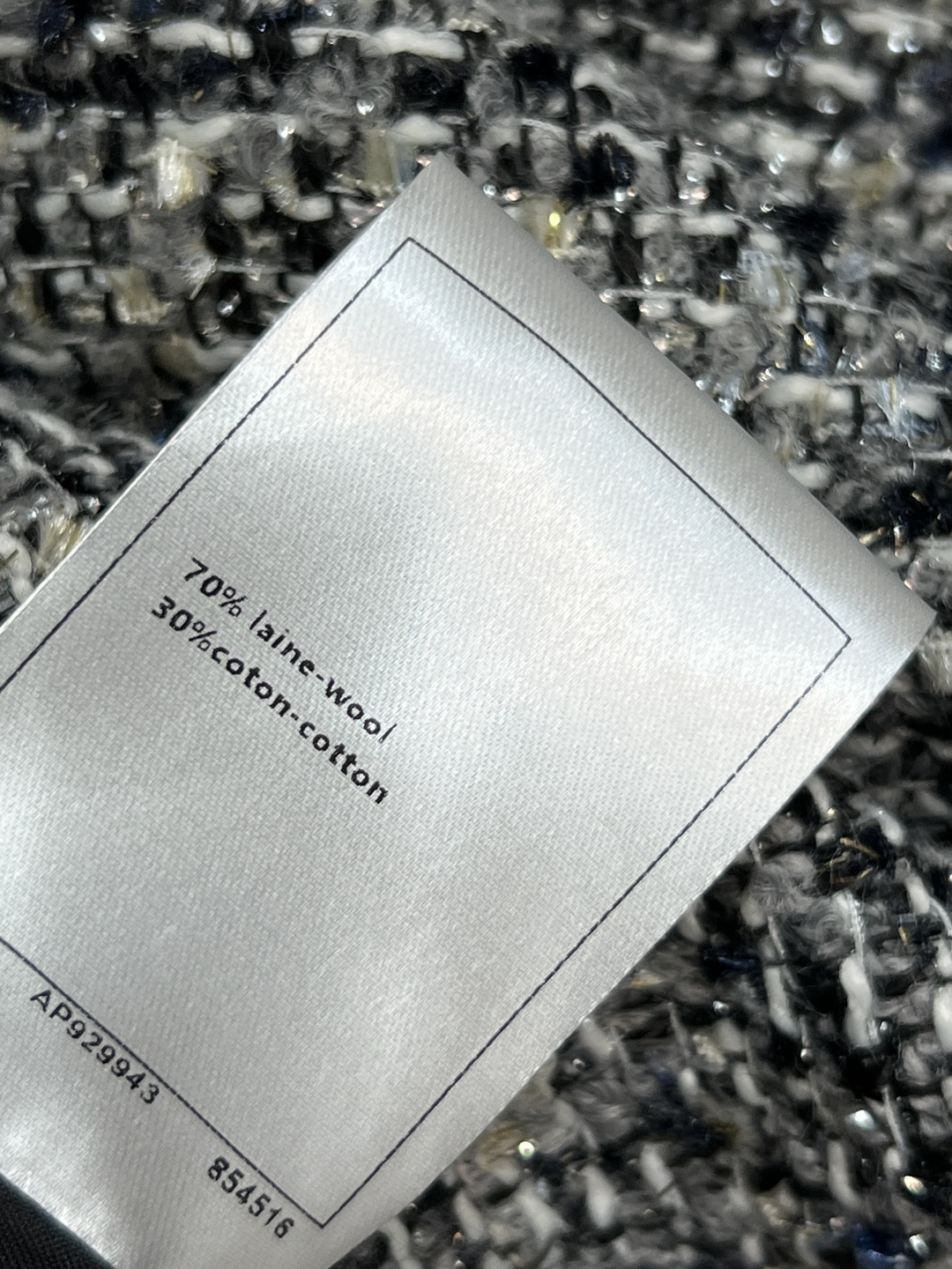 小香家 25秋冬新款 灰色粗花呢外套 经典小香风设计 质感丰富又高级 中长款及臀剪裁 袖口和下摆流苏点缀