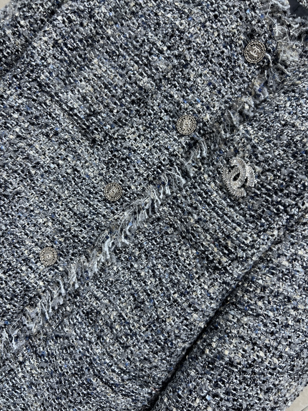 小香家 25秋冬新款 灰色粗花呢外套 经典小香风设计 质感丰富又高级 中长款及臀剪裁 袖口和下摆流苏点缀