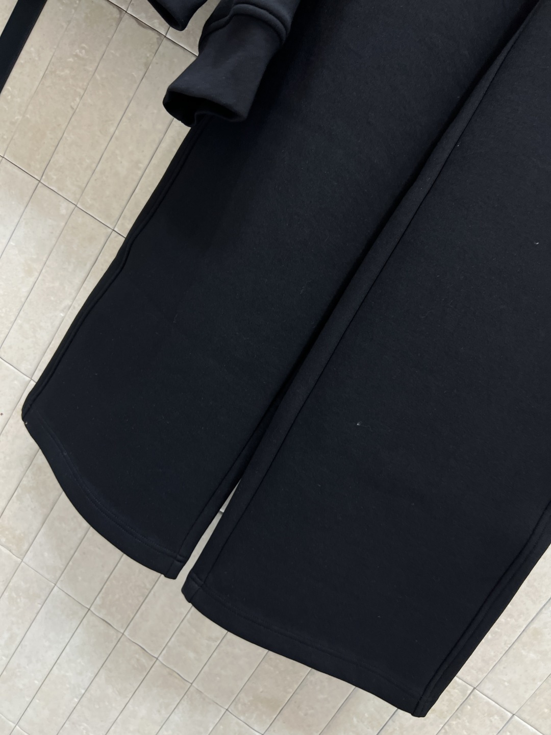 C家 25秋冬新款 连帽拉链卫衣外套+高腰阔腿裤 休闲套装 简约设计 棉质面料亲肤柔软 抗起球抗掉色 男