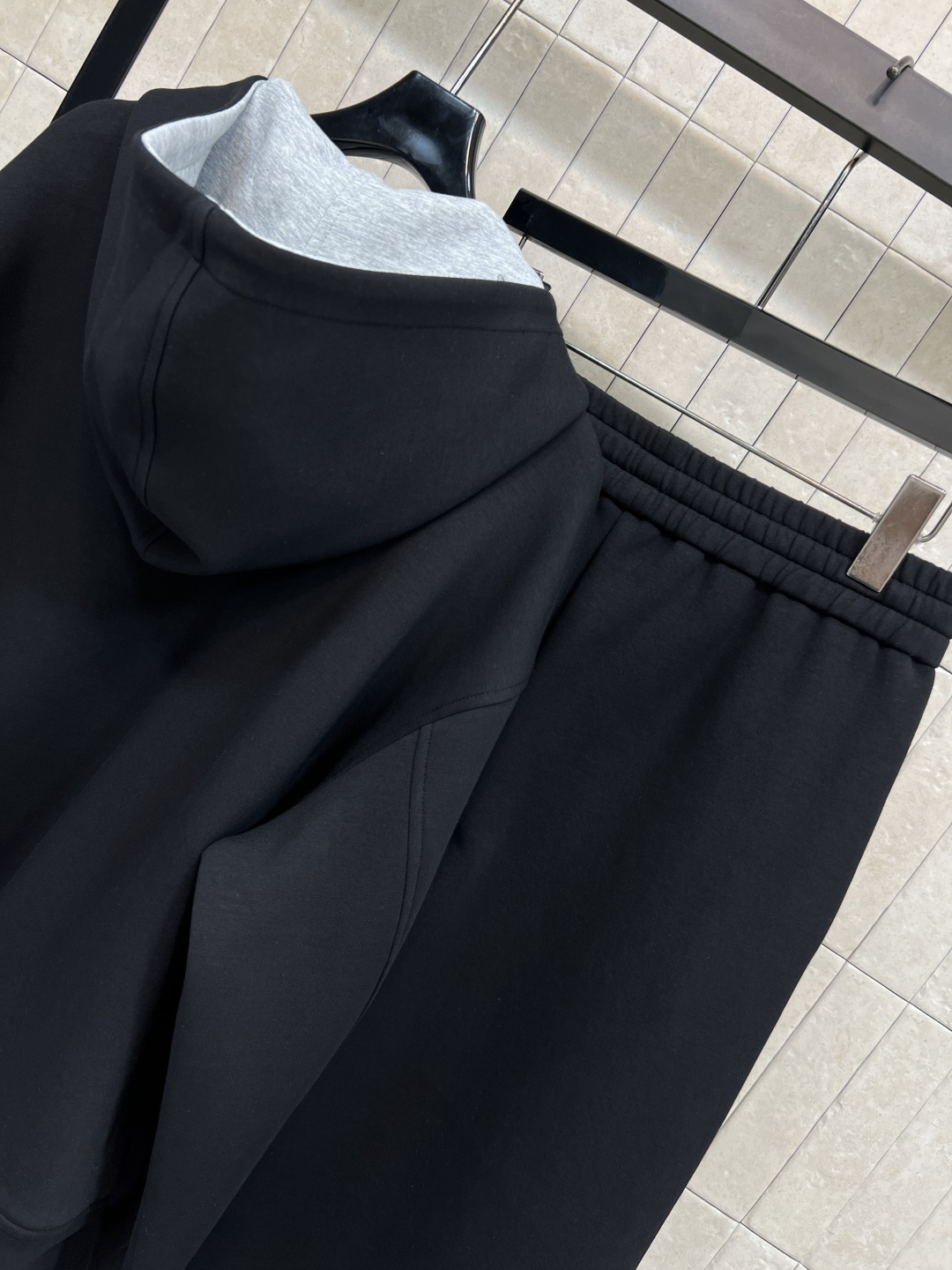 C家 25秋冬新款 连帽拉链卫衣外套+高腰阔腿裤 休闲套装 简约设计 棉质面料亲肤柔软 抗起球抗掉色 男