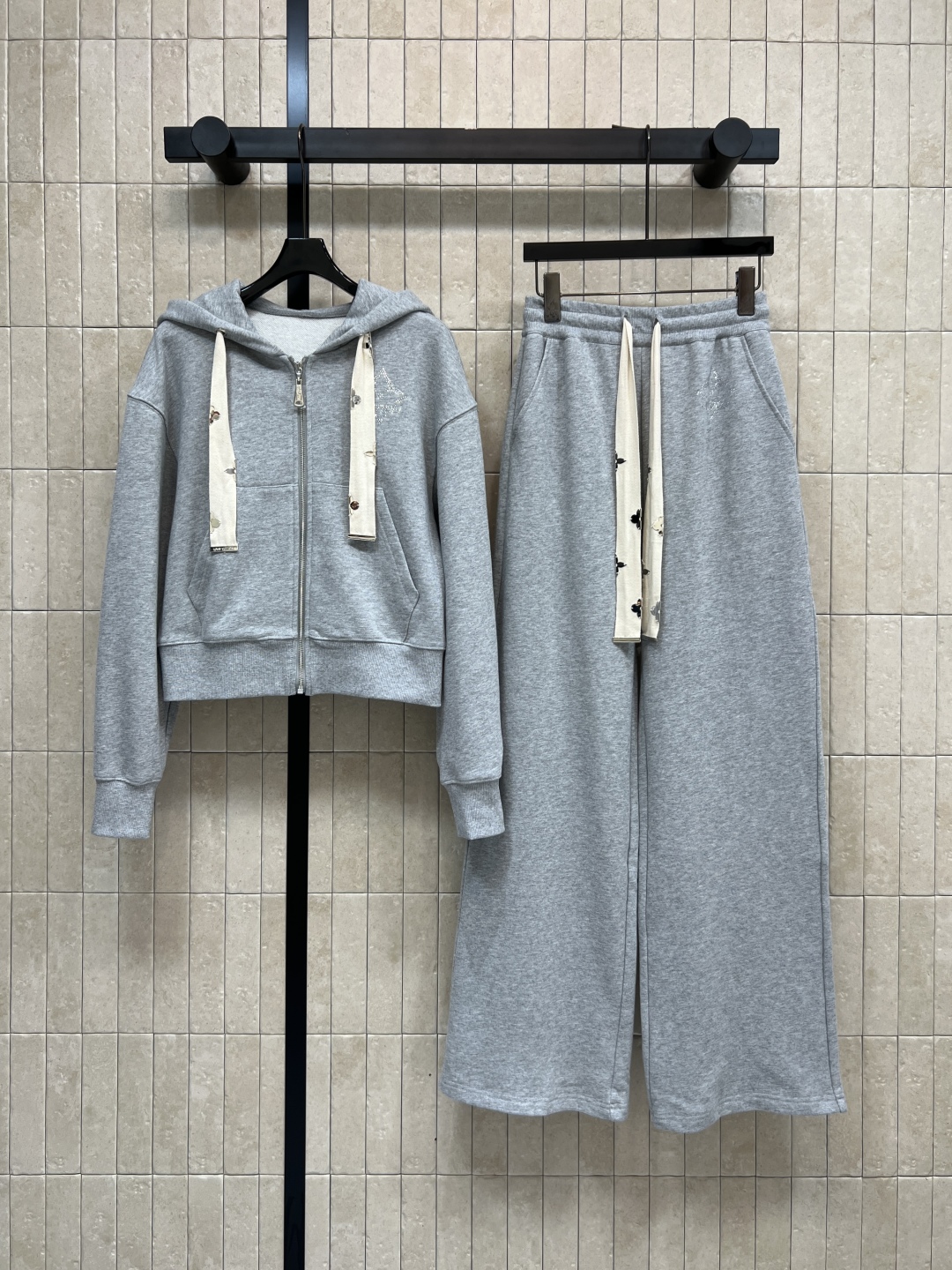 L家 25秋冬新款 灰色连帽拉链卫衣套装 连帽拉链外套+高腰休闲裤 秋冬穿超合适！五金装饰抽绳织带点缀 