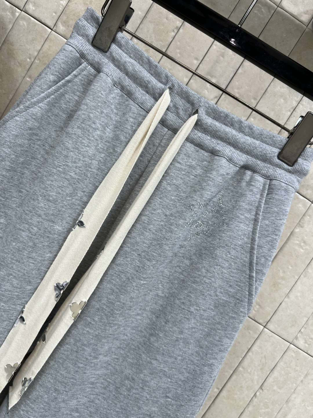 L家 25秋冬新款 灰色连帽拉链卫衣套装 连帽拉链外套+高腰休闲裤 秋冬穿超合适！五金装饰抽绳织带点缀 