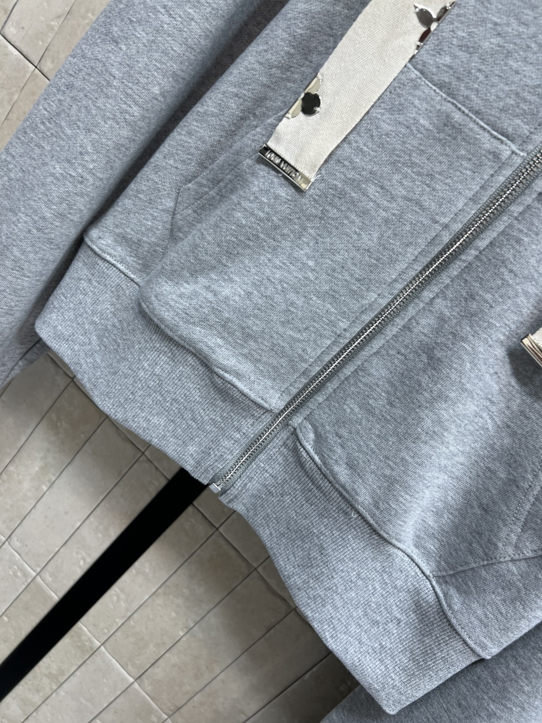 L家 25秋冬新款 灰色连帽拉链卫衣套装 连帽拉链外套+高腰休闲裤 秋冬穿超合适！五金装饰抽绳织带点缀 