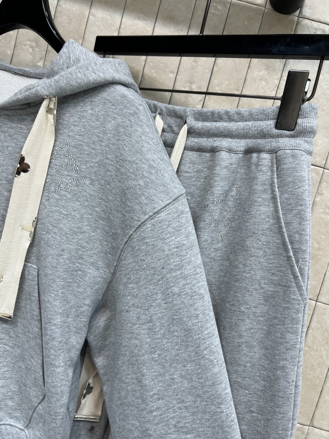 L家 25秋冬新款 灰色连帽拉链卫衣套装 连帽拉链外套+高腰休闲裤 秋冬穿超合适！五金装饰抽绳织带点缀 
