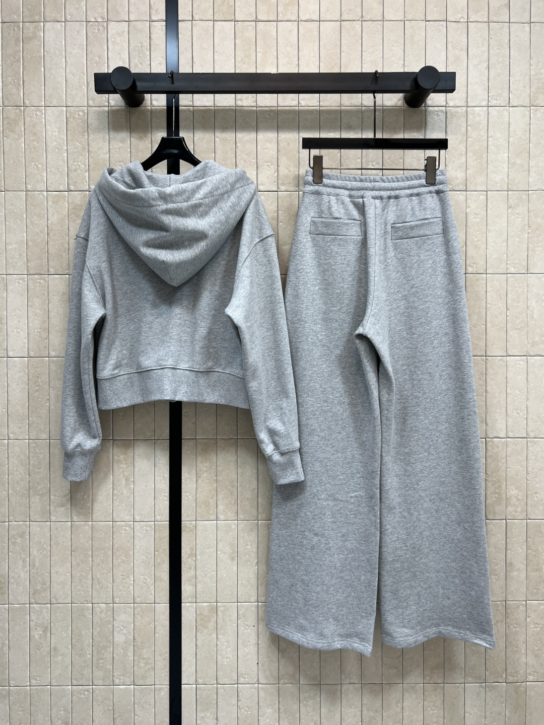 L家 25秋冬新款 灰色连帽拉链卫衣套装 连帽拉链外套+高腰休闲裤 秋冬穿超合适！五金装饰抽绳织带点缀 
