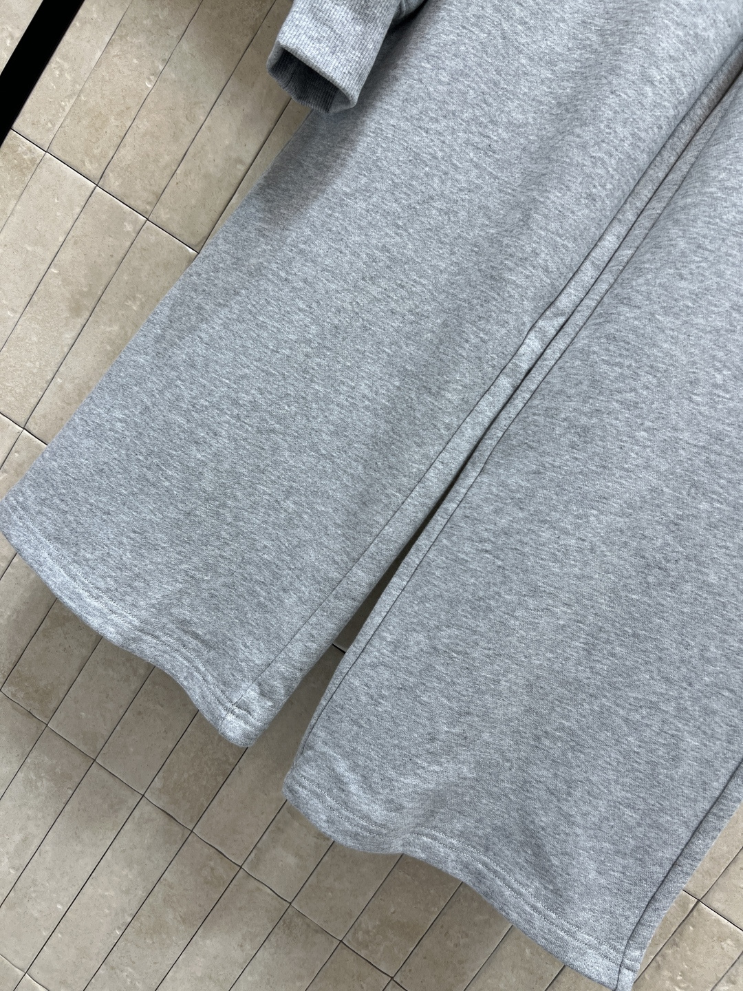 L家 25秋冬新款 灰色连帽拉链卫衣套装 连帽拉链外套+高腰休闲裤 秋冬穿超合适！五金装饰抽绳织带点缀 