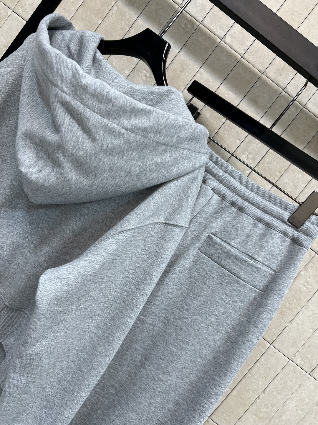 L家 25秋冬新款 灰色连帽拉链卫衣套装 连帽拉链外套+高腰休闲裤 秋冬穿超合适！五金装饰抽绳织带点缀 