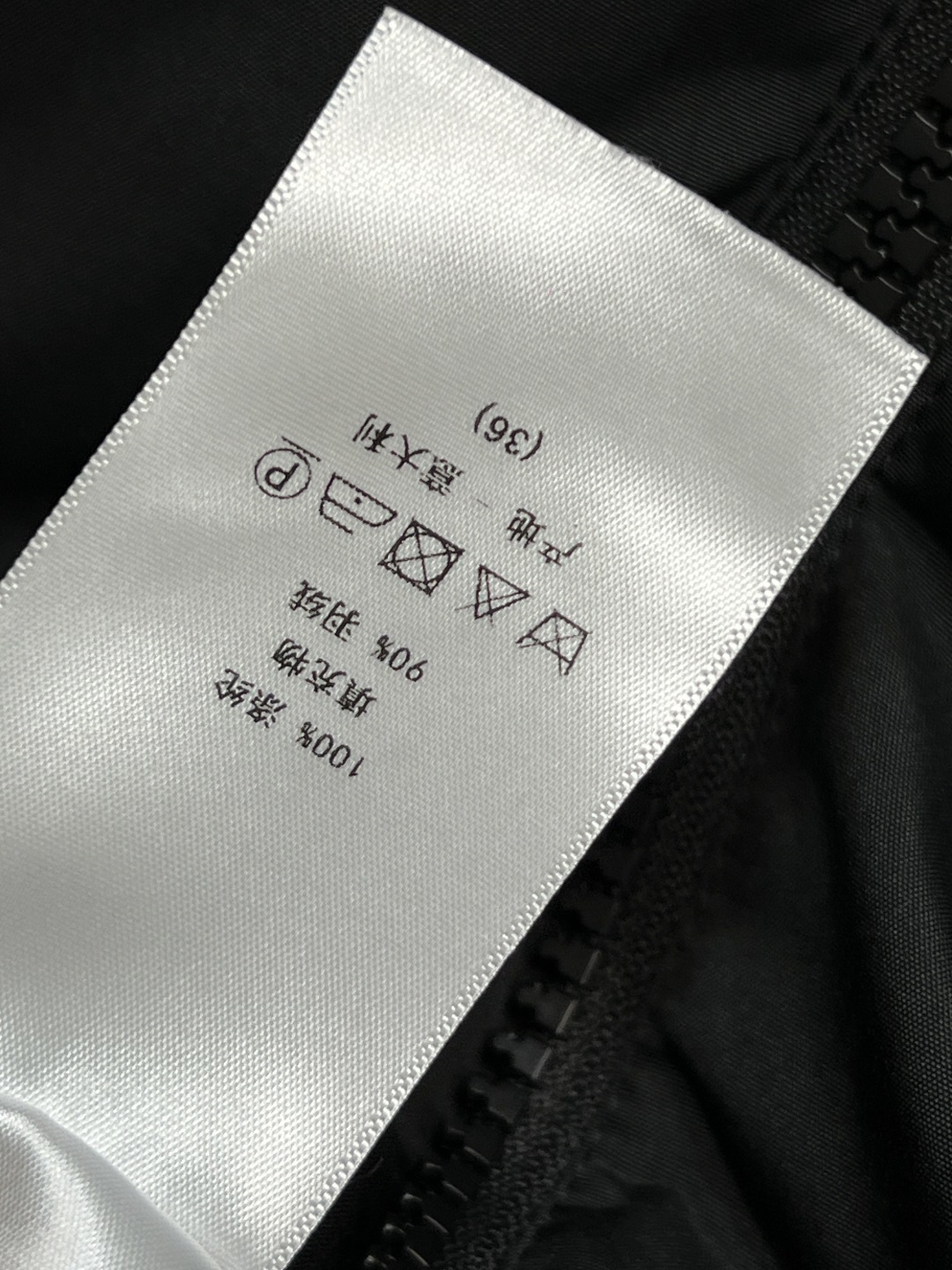 D家 25秋冬新款 logo条纹印花立领羽绒服 黑色主调+两侧白色logo条纹印花 运动感满满！高品质9