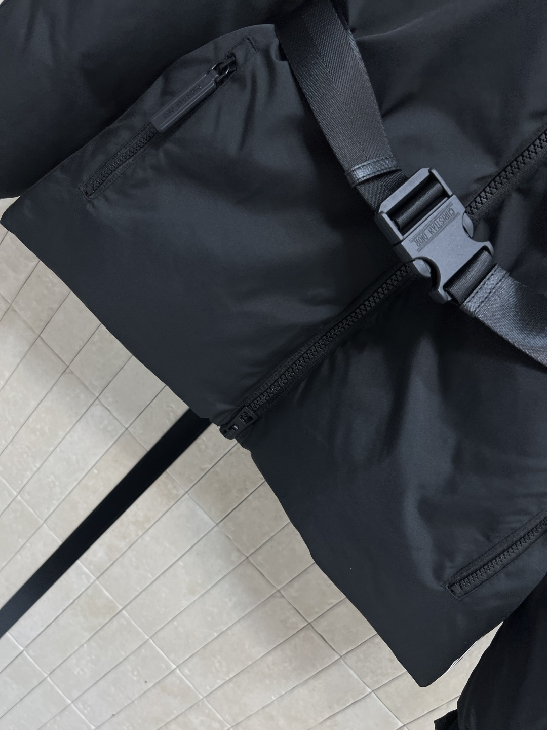 D家 25秋冬新款 logo条纹印花立领羽绒服 黑色主调+两侧白色logo条纹印花 运动感满满！高品质9