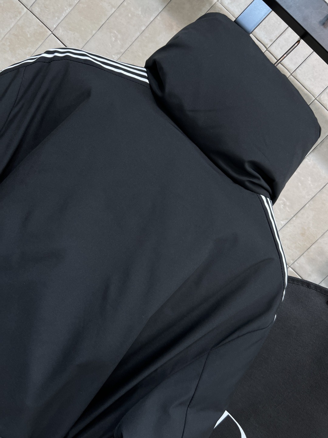 D家 25秋冬新款 logo条纹印花立领羽绒服 黑色主调+两侧白色logo条纹印花 运动感满满！高品质9