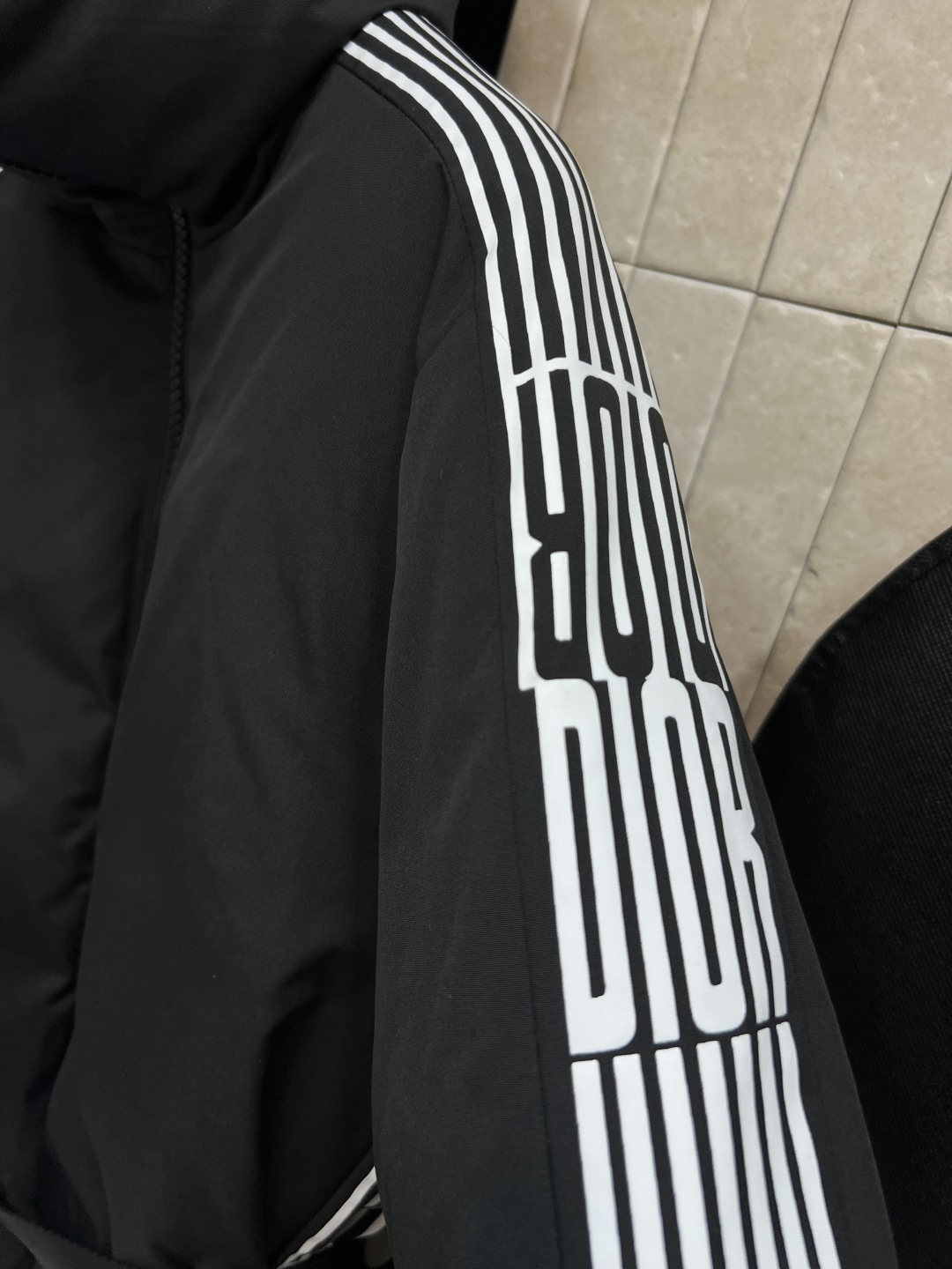 D家 25秋冬新款 logo条纹印花立领羽绒服 黑色主调+两侧白色logo条纹印花 运动感满满！高品质9