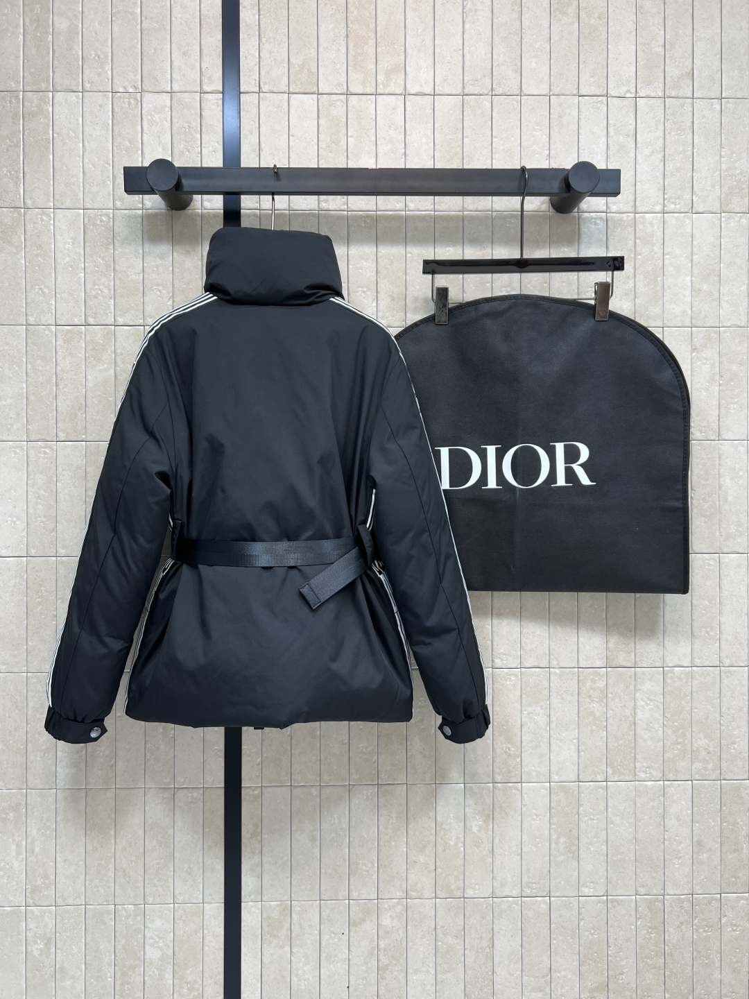 D家 25秋冬新款 logo条纹印花立领羽绒服 黑色主调+两侧白色logo条纹印花 运动感满满！高品质9