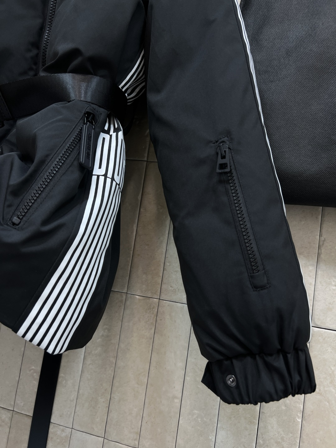 D家 25秋冬新款 logo条纹印花立领羽绒服 黑色主调+两侧白色logo条纹印花 运动感满满！高品质9