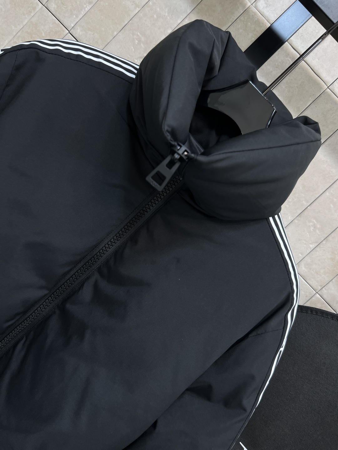 D家 25秋冬新款 logo条纹印花立领羽绒服 黑色主调+两侧白色logo条纹印花 运动感满满！高品质9